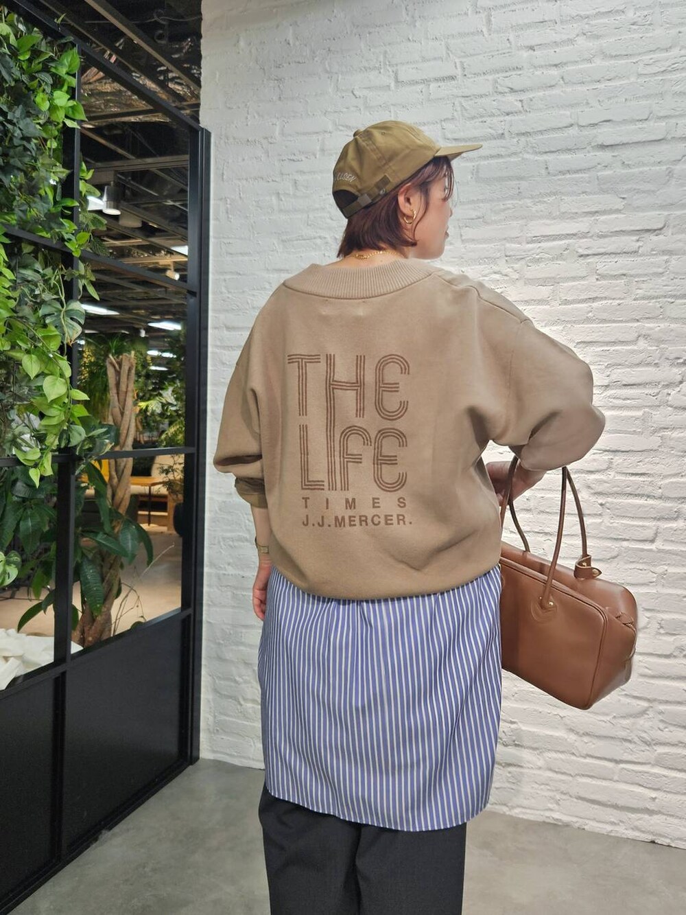 グレー系のその他パンツ、ブラウン系のハンドバッグ、ベージュ系のスウェットを着用したレディースの秋コーディネートの8枚目の写真