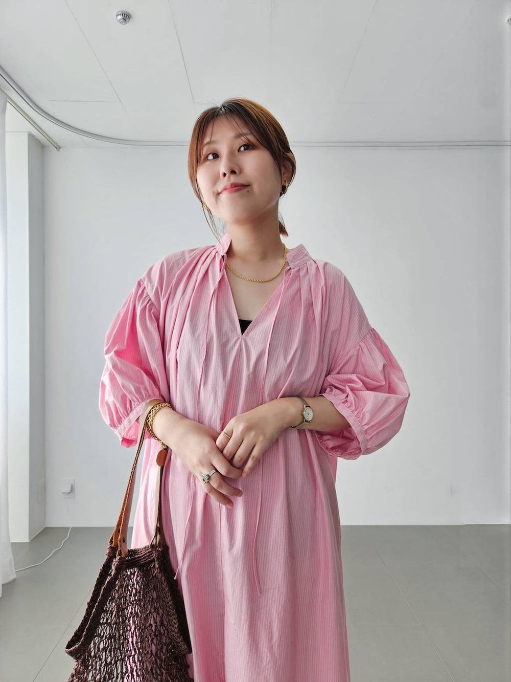 「高身長、着痩せ・細見え、カジュアル、休日コーデ、女子会、女子ウケ、BABYLONE、ワンピース、ピンク、夏コーデ」|「MAISON BENGALの【Maison Bengal】Market BAG(ハンドバッグ、ブラウン系)」を使った、ISHIIさん(レディース・166cm)の夏コーディネートの7枚目の写真