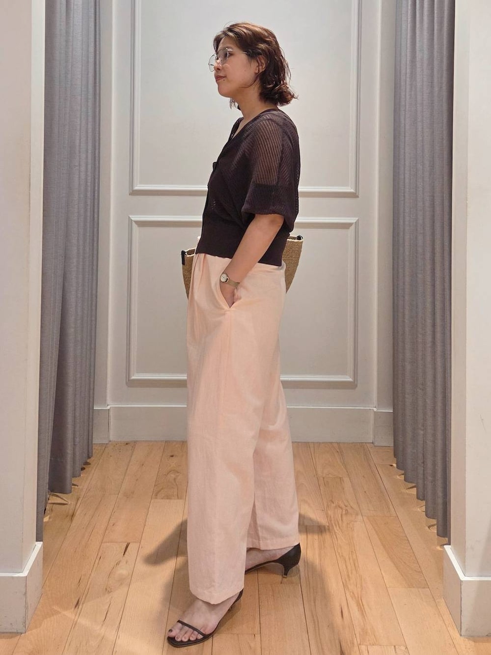 ピンク系のその他パンツ、ブラウン系のタンクトップ、ブラウン系のカーディガン/ボレロを着用したレディースの夏コーディネートの5枚目の写真