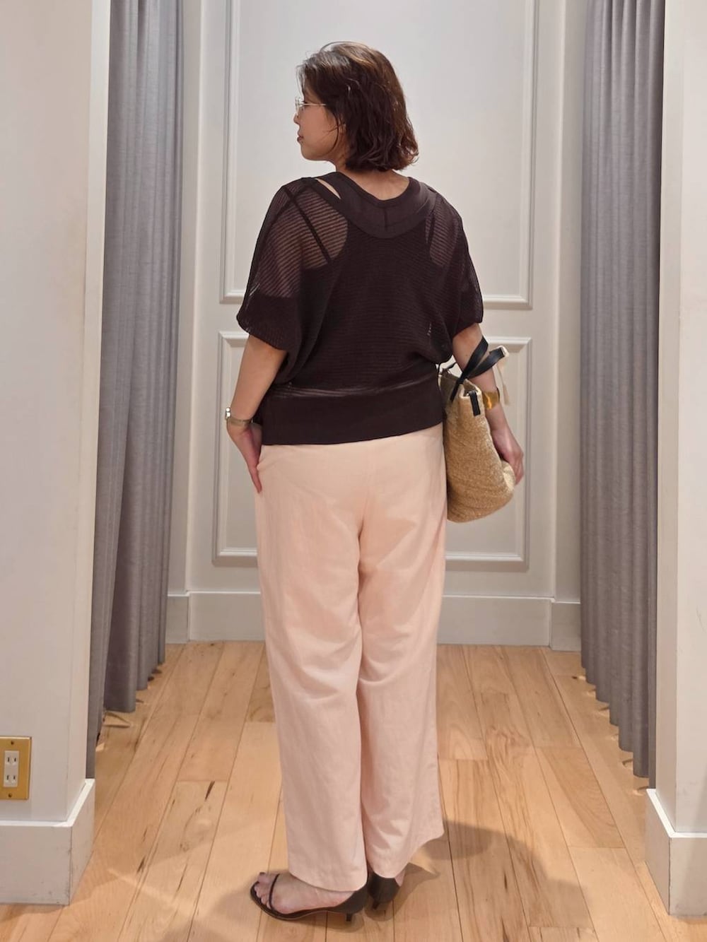 ピンク系のその他パンツ、ブラウン系のタンクトップ、ブラウン系のカーディガン/ボレロを着用したレディースの夏コーディネートの6枚目の写真