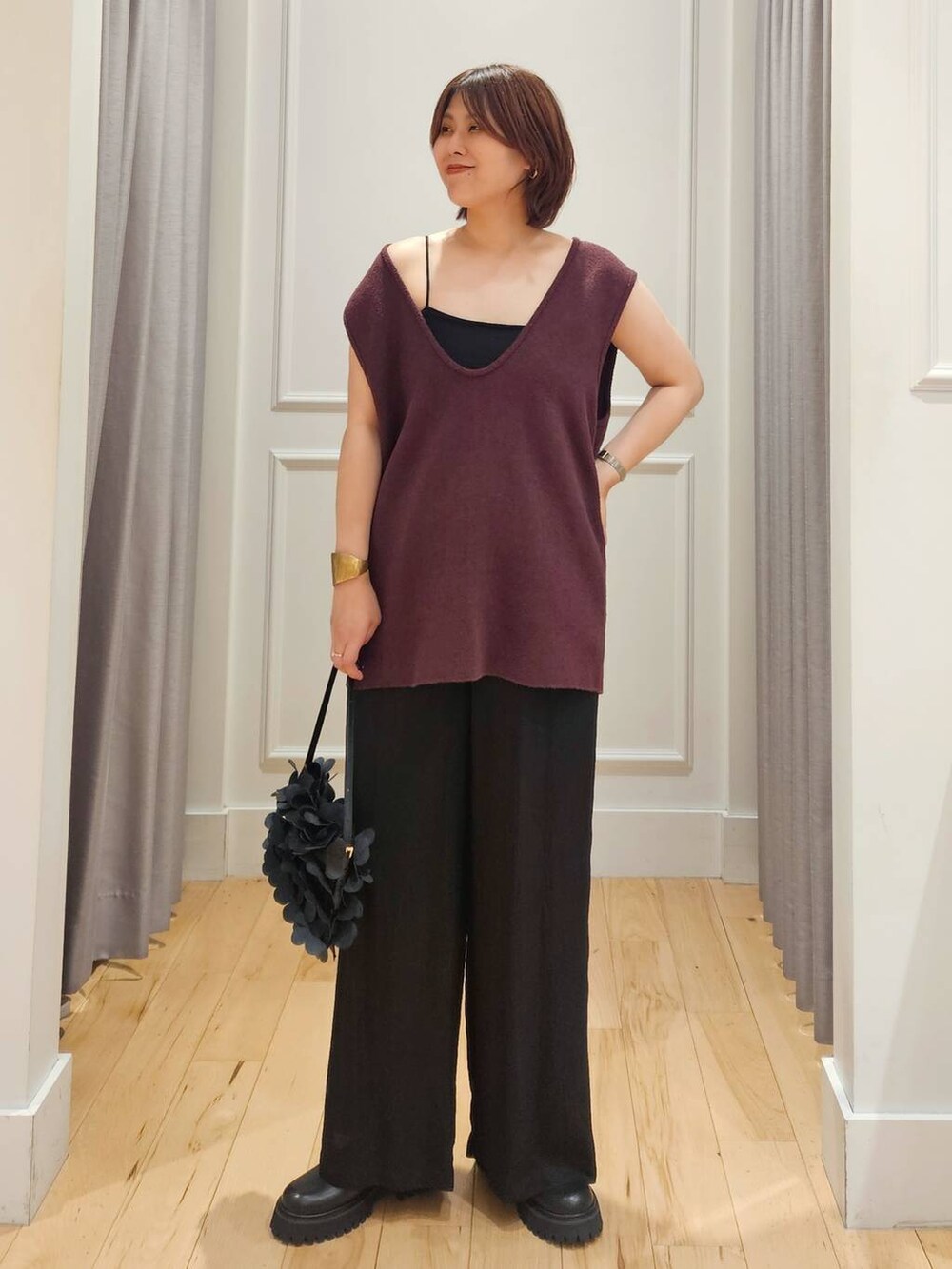 ブラック系のその他パンツ、ブラック系のキャミソール、レッド系のベストを着用したレディースの夏コーディネートの2枚目の写真