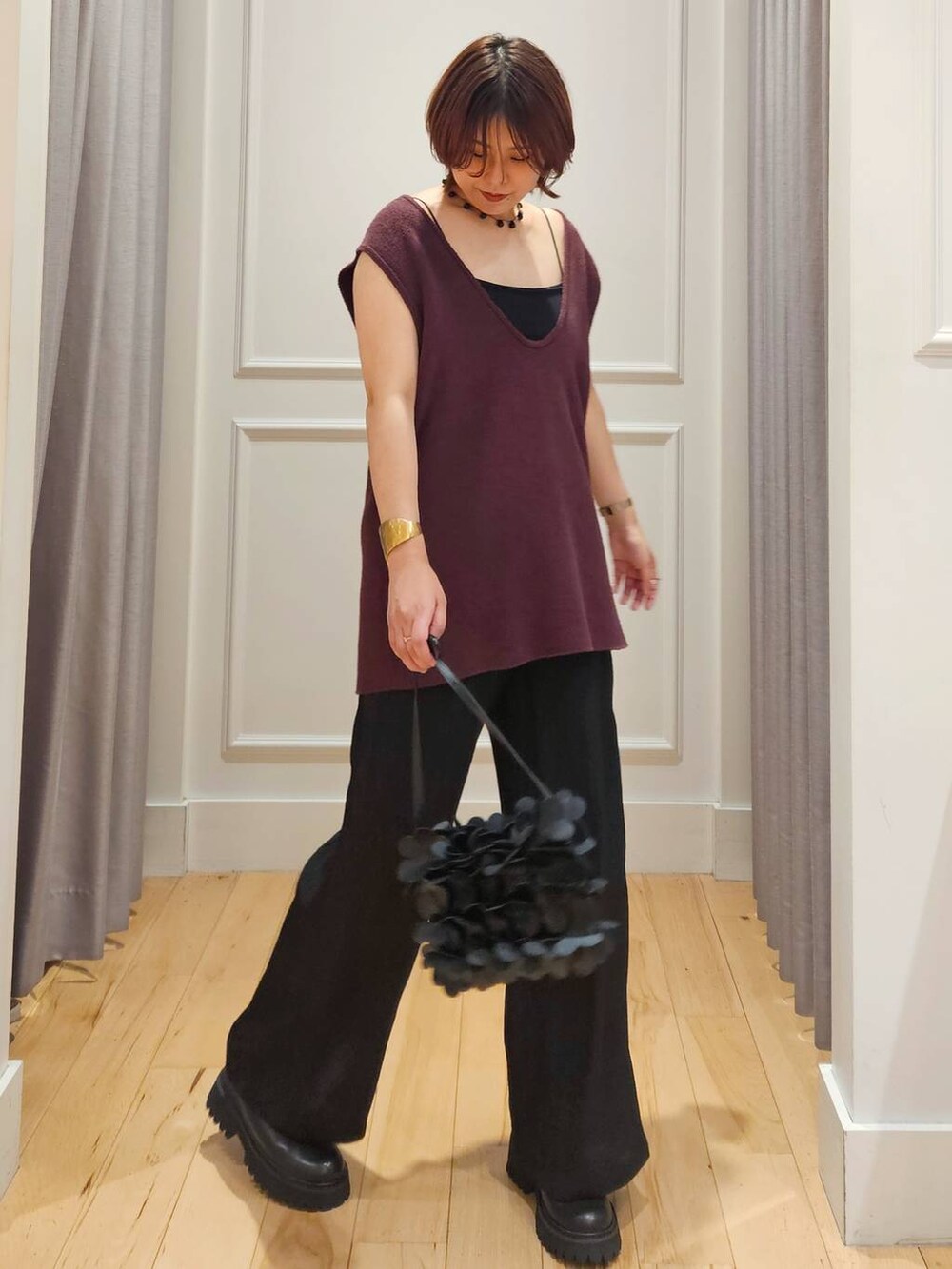 ブラック系のその他パンツ、ブラック系のキャミソール、レッド系のベストを着用したレディースの夏コーディネートの4枚目の写真