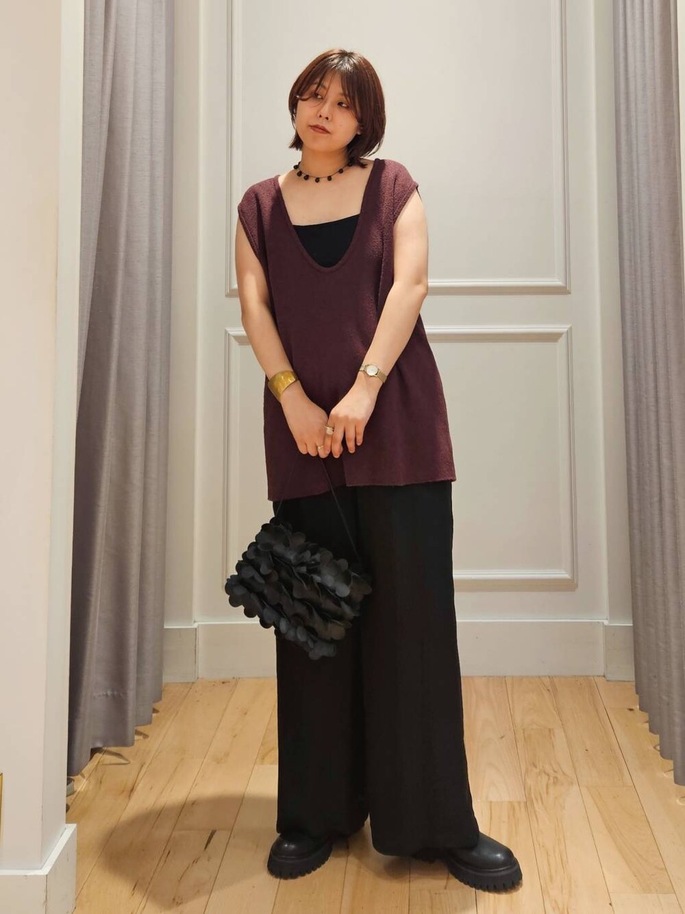 ブラック系のその他パンツ、ブラック系のキャミソール、レッド系のベストを着用したレディースの夏コーディネートの3枚目の写真