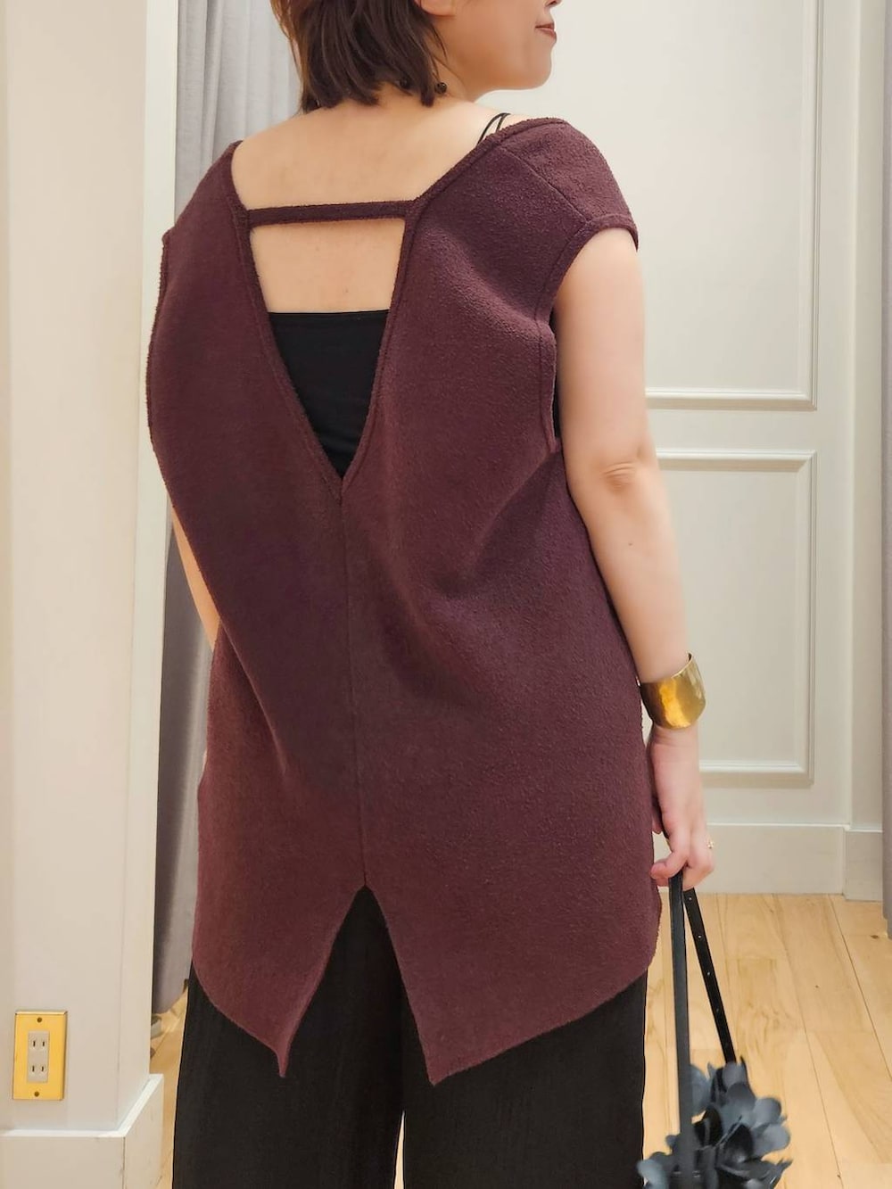 ブラック系のその他パンツ、ブラック系のキャミソール、レッド系のベストを着用したレディースの夏コーディネートの7枚目の写真