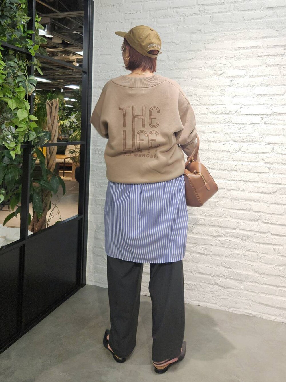 グレー系のその他パンツ、ブラウン系のハンドバッグ、ベージュ系のスウェットを着用したレディースの秋コーディネートの6枚目の写真