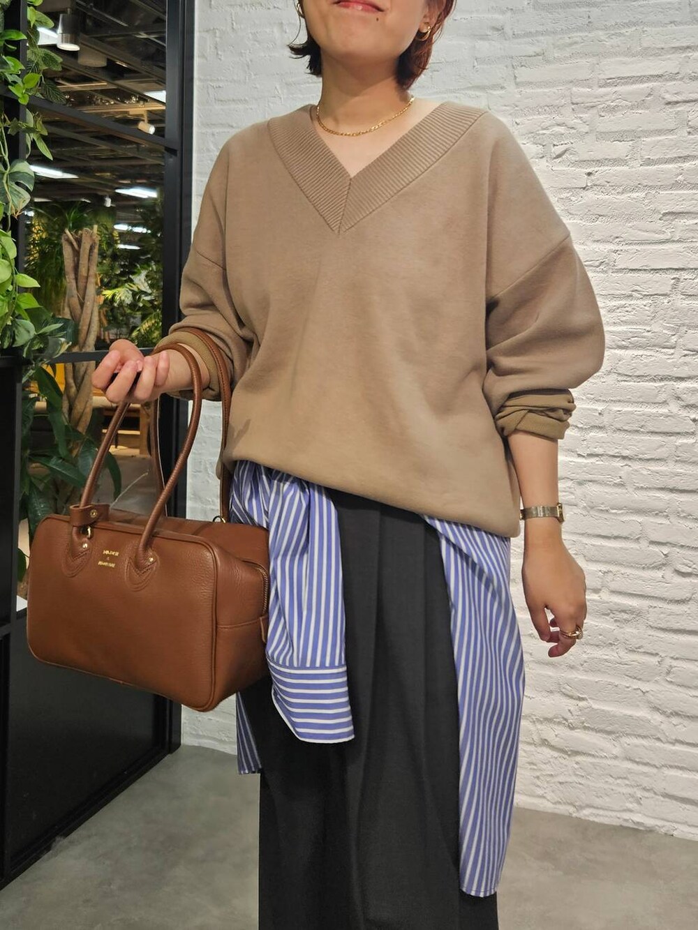 グレー系のその他パンツ、ブラウン系のハンドバッグ、ベージュ系のスウェットを着用したレディースの秋コーディネートの7枚目の写真