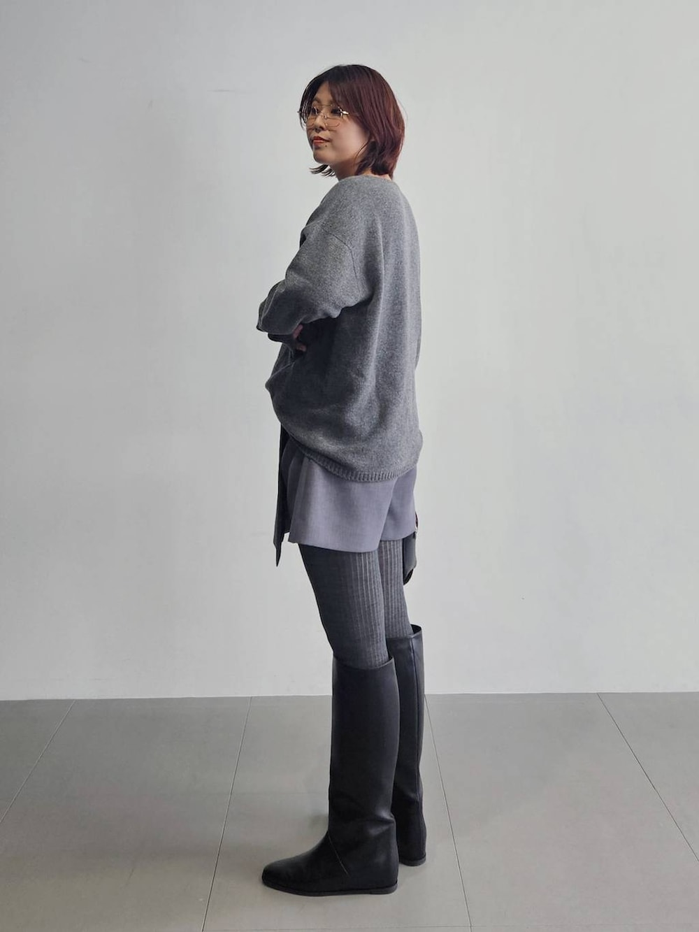 グレー系のニット/セーター、グレー系のその他パンツ、ブラック系のボストンバッグを着用したレディースの秋コーディネートの5枚目の写真