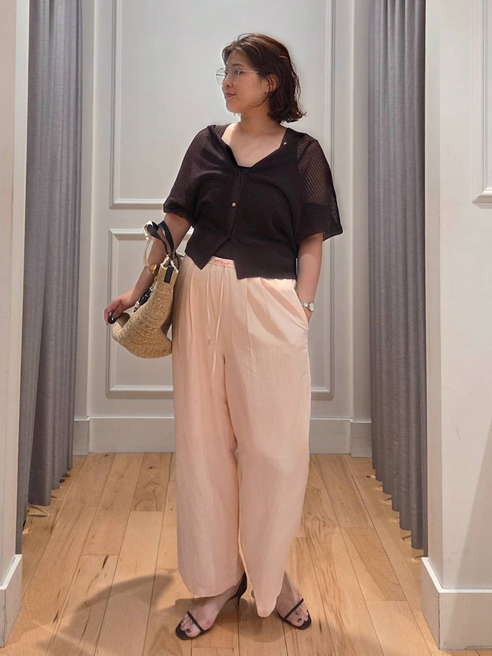 ピンク系のその他パンツ、ブラウン系のタンクトップ、ブラウン系のカーディガン/ボレロを着用したレディースの夏コーディネートの4枚目の写真