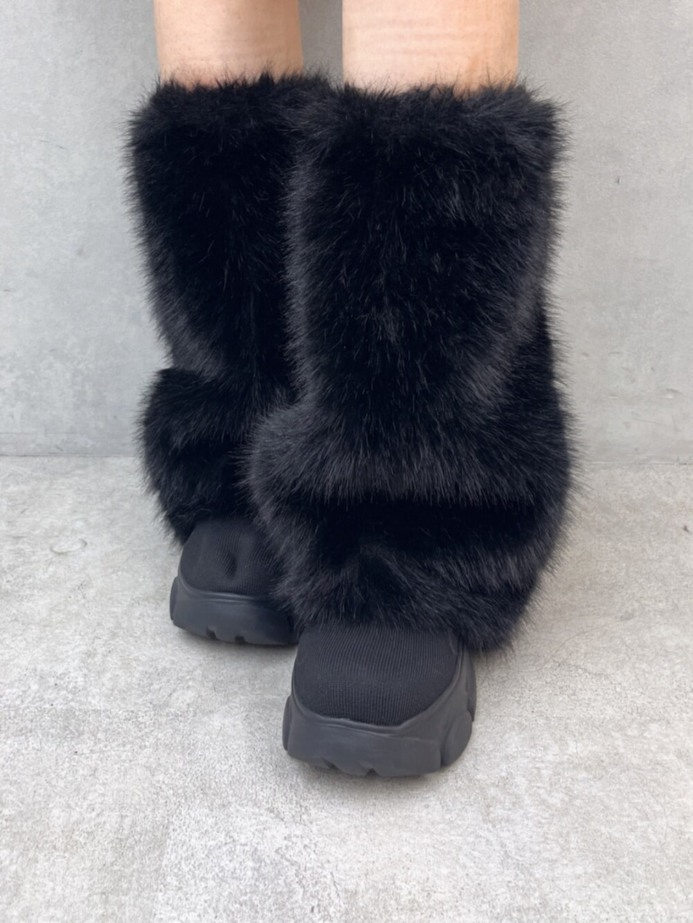 ホワイト系のその他パンツ、ブラック系のブーツ、ホワイト系のニット/セーターを着用したレディースの秋コーディネートの5枚目の写真