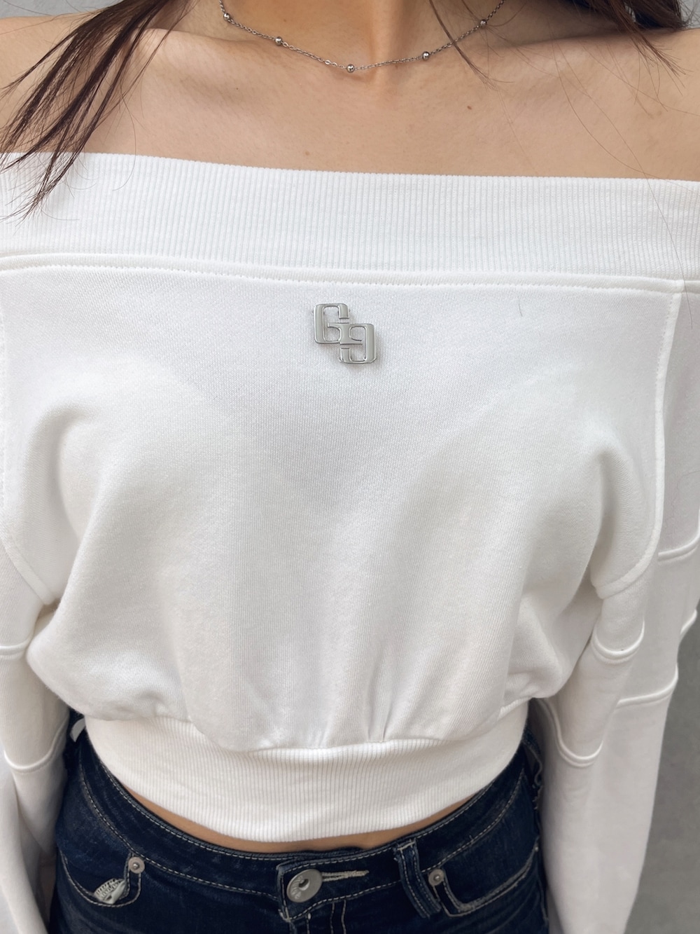 ブルー系のデニムパンツ、ブラック系のブーツ、ホワイト系のTシャツ/カットソーを着用したレディースの秋コーディネートの5枚目の写真