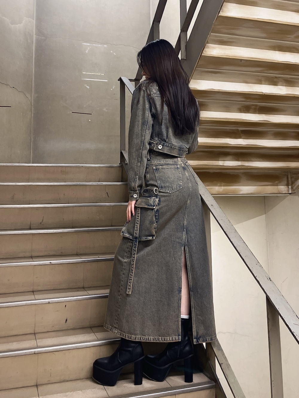 ブルー系のデニムジャケット、ブルー系のデニムスカート、ホワイト系のTシャツ/カットソーを着用したレディースの冬コーディネートの2枚目の写真