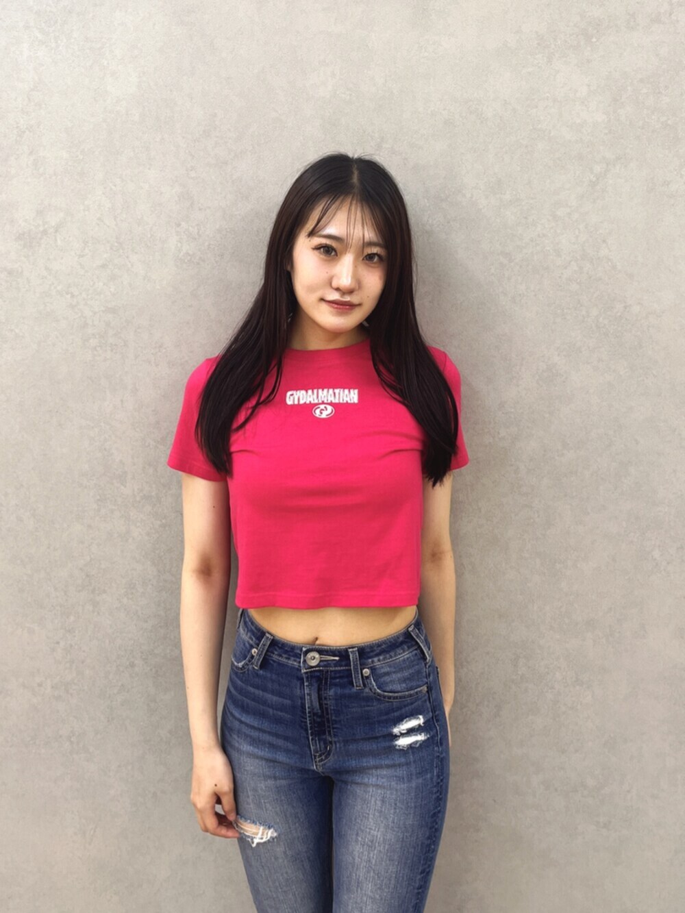 ホワイト系のパンプス、ブルー系のデニムパンツ、ピンク系のTシャツ/カットソーを着用したレディースの夏コーディネートの7枚目の写真