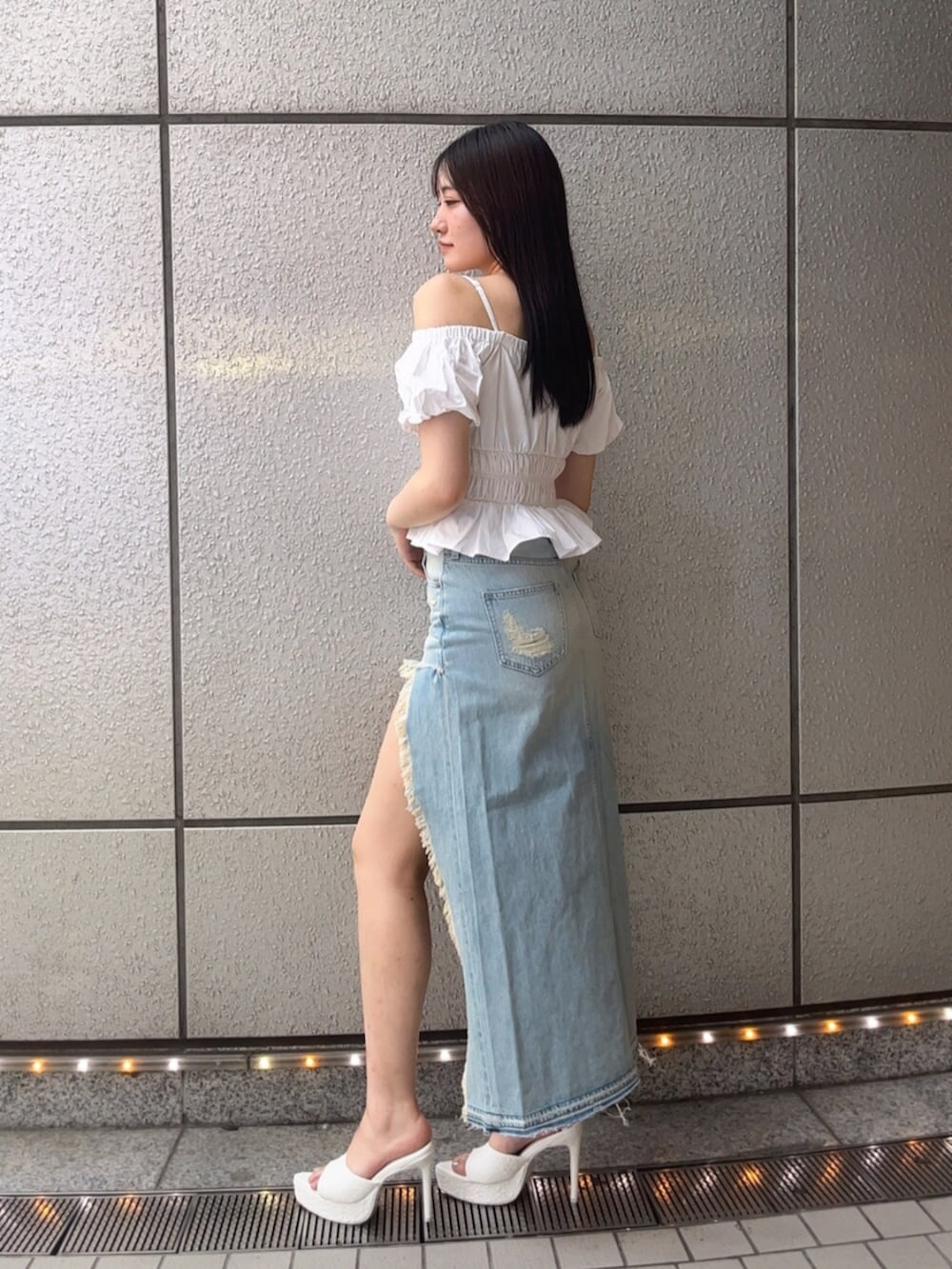 ホワイト系のパンプス、ホワイト系のシャツ/ブラウス、ブルー系のデニムスカートを着用したレディースの春コーディネートの2枚目の写真