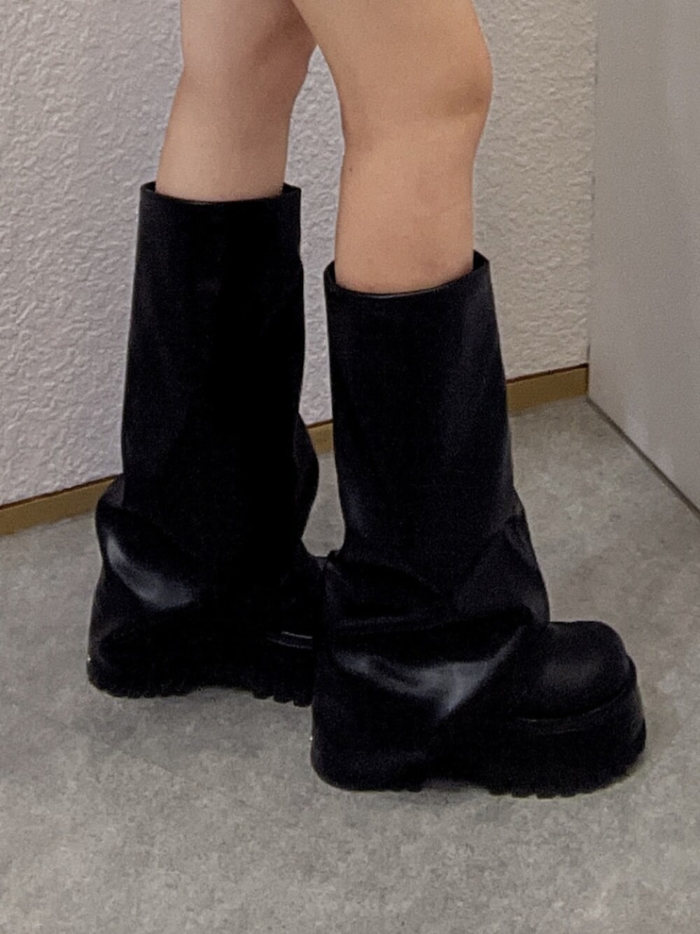 ブラック系のブーツ、ブラック系のパーカー、ブラック系のその他パンツを着用したレディースの夏コーディネートの5枚目の写真