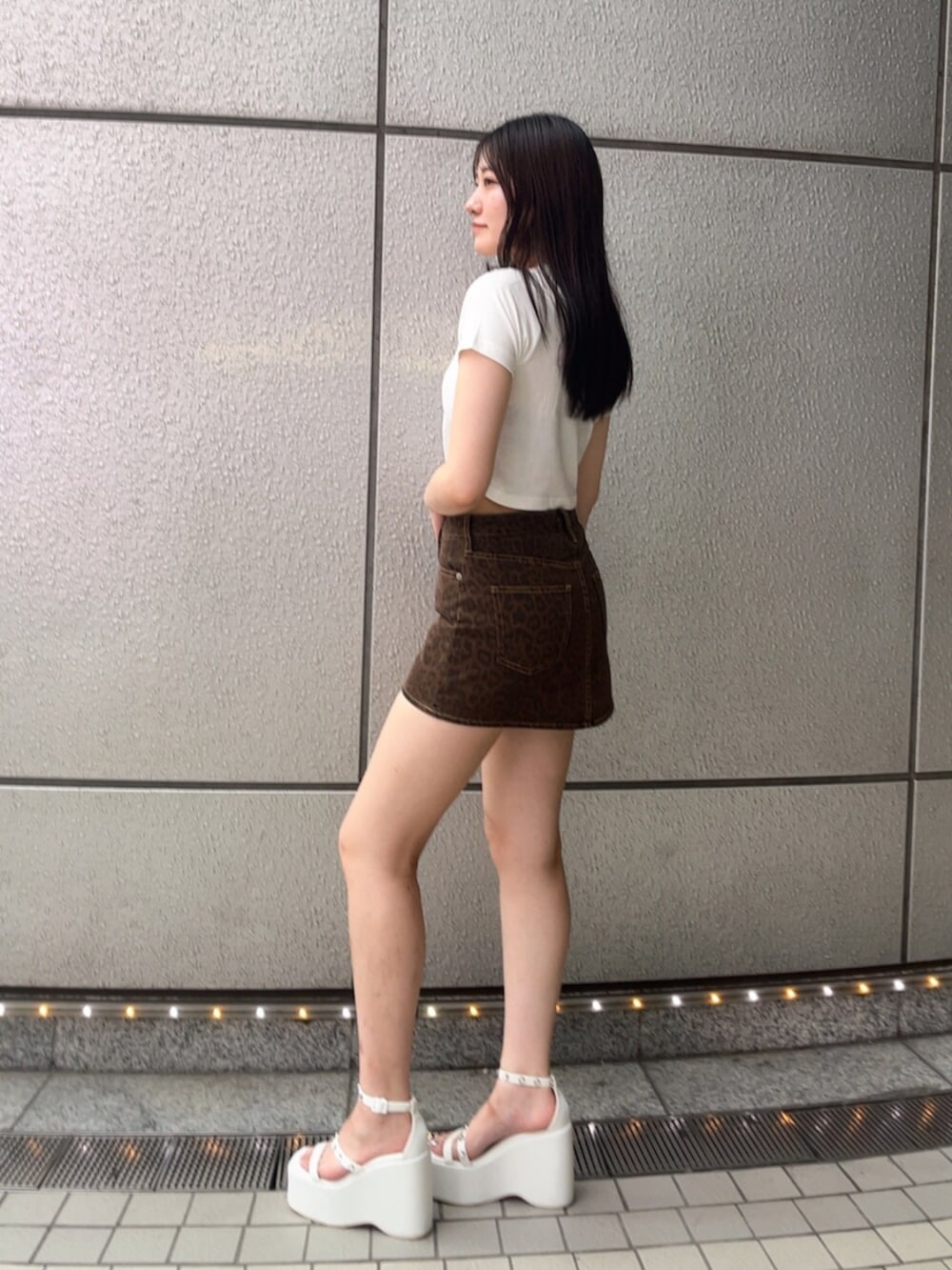 ホワイト系のTシャツ/カットソー、ブラウン系のスカート、ホワイト系のサンダルを着用したレディースの夏コーディネートの2枚目の写真