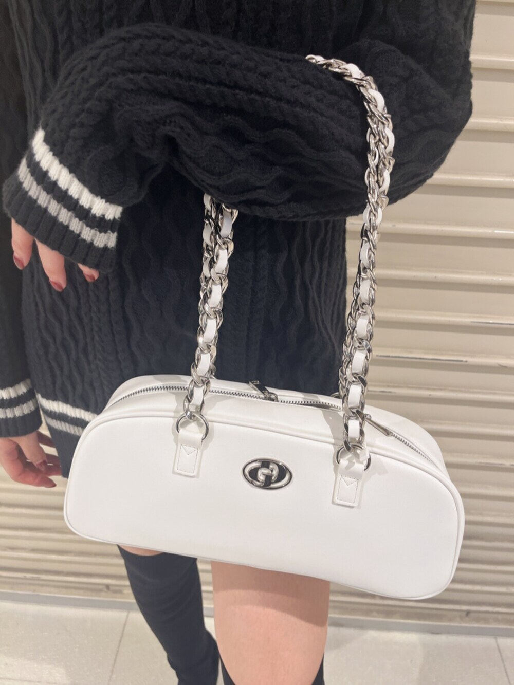 ブラック系のブーツ、ブラック系のその他パンツ、ブラック系のワンピースを着用したレディースの秋コーディネートの5枚目の写真