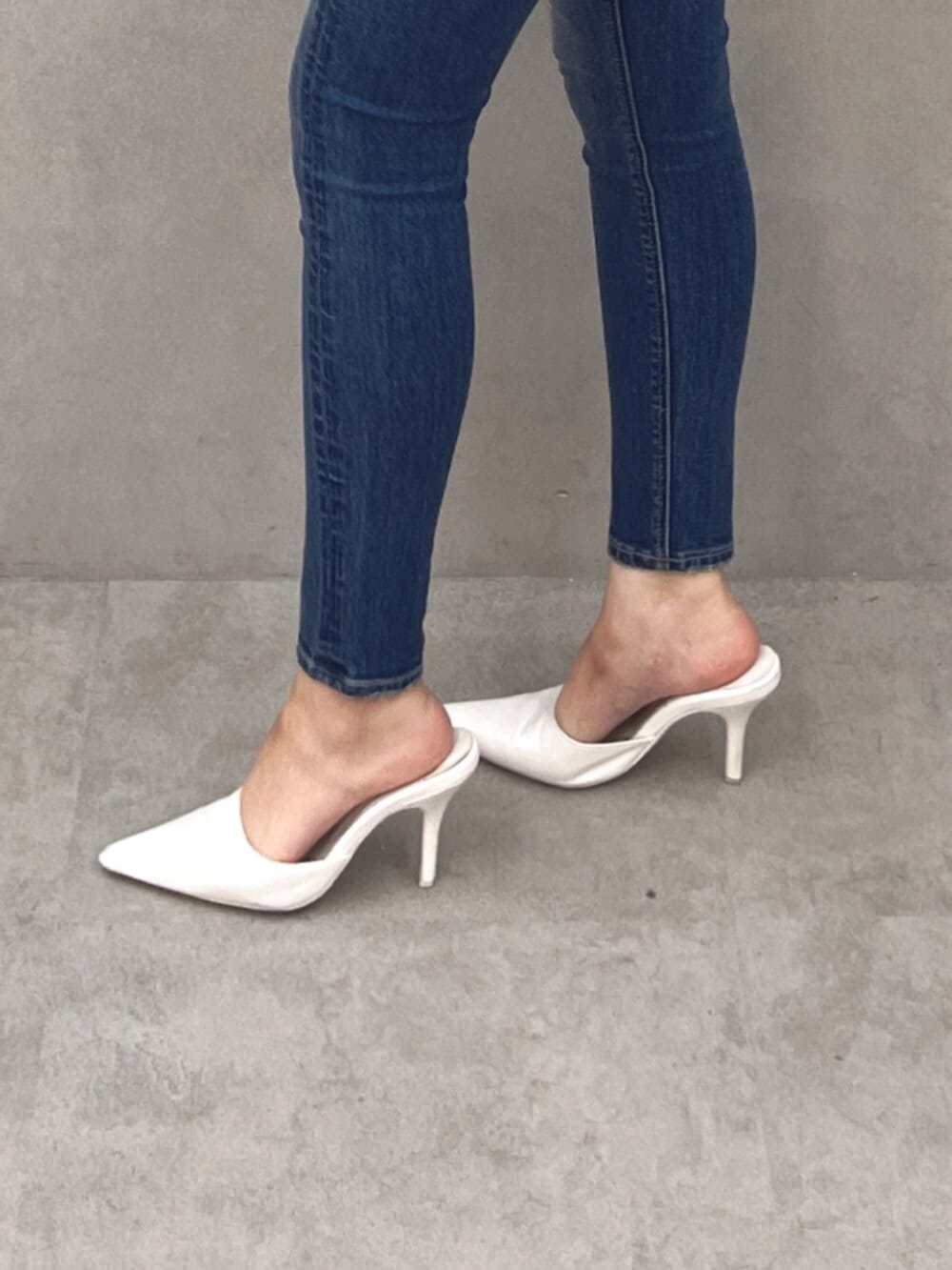 ホワイト系のパンプス、ブルー系のデニムパンツ、ピンク系のTシャツ/カットソーを着用したレディースの夏コーディネートの6枚目の写真