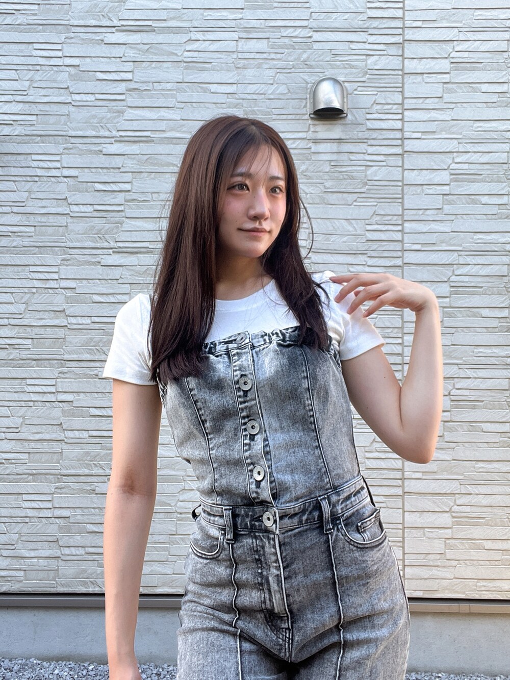 ブラック系のサロペット/オーバーオール、ホワイト系のサンダル、ホワイト系のTシャツ/カットソーを着用したレディースの夏コーディネートの5枚目の写真