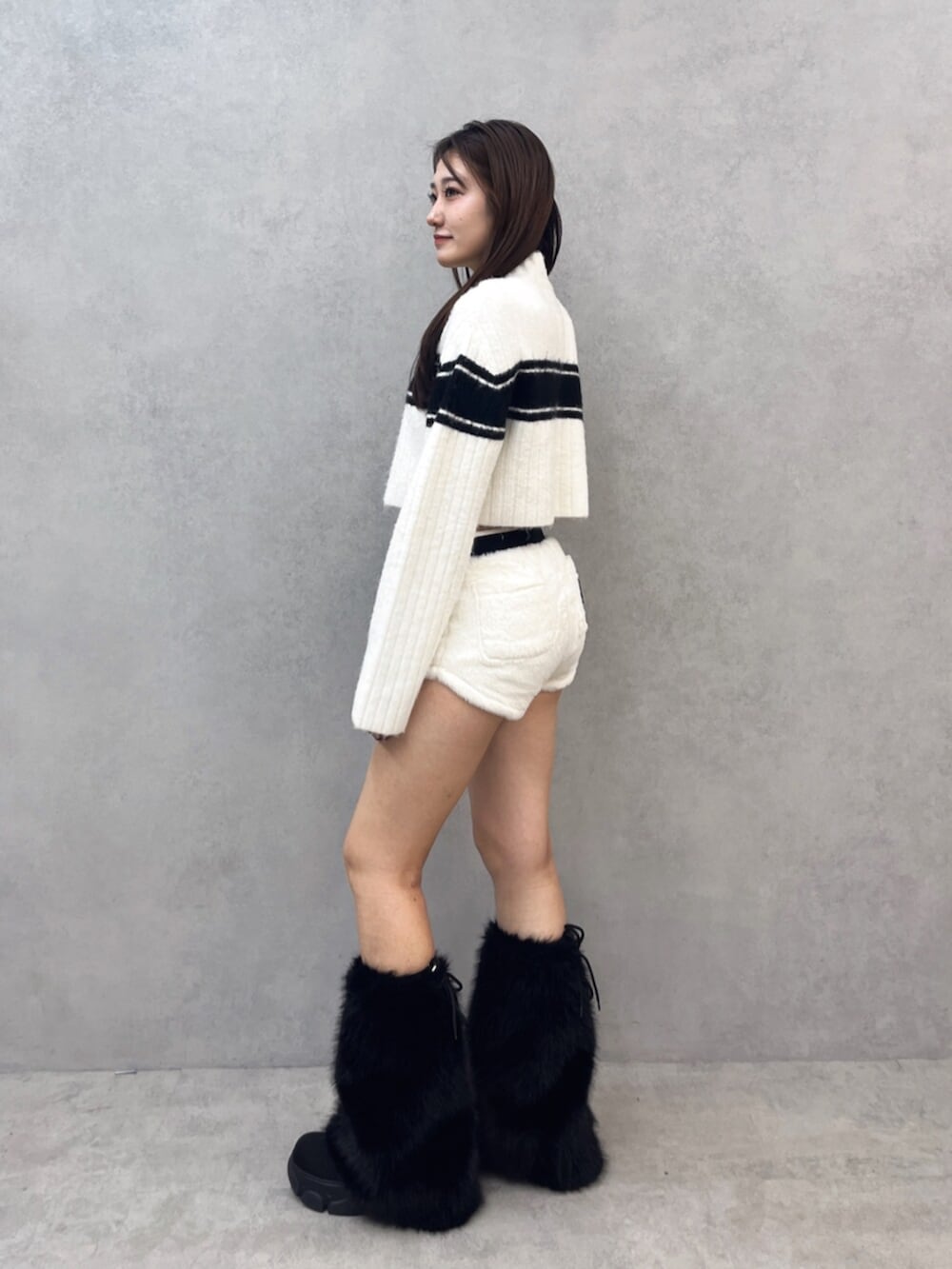 ホワイト系のその他パンツ、ブラック系のブーツ、ホワイト系のニット/セーターを着用したレディースの秋コーディネートの2枚目の写真