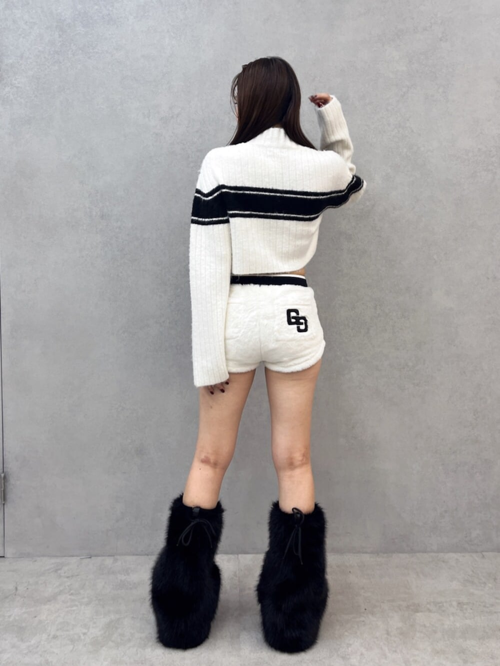 ホワイト系のその他パンツ、ブラック系のブーツ、ホワイト系のニット/セーターを着用したレディースの秋コーディネートの3枚目の写真