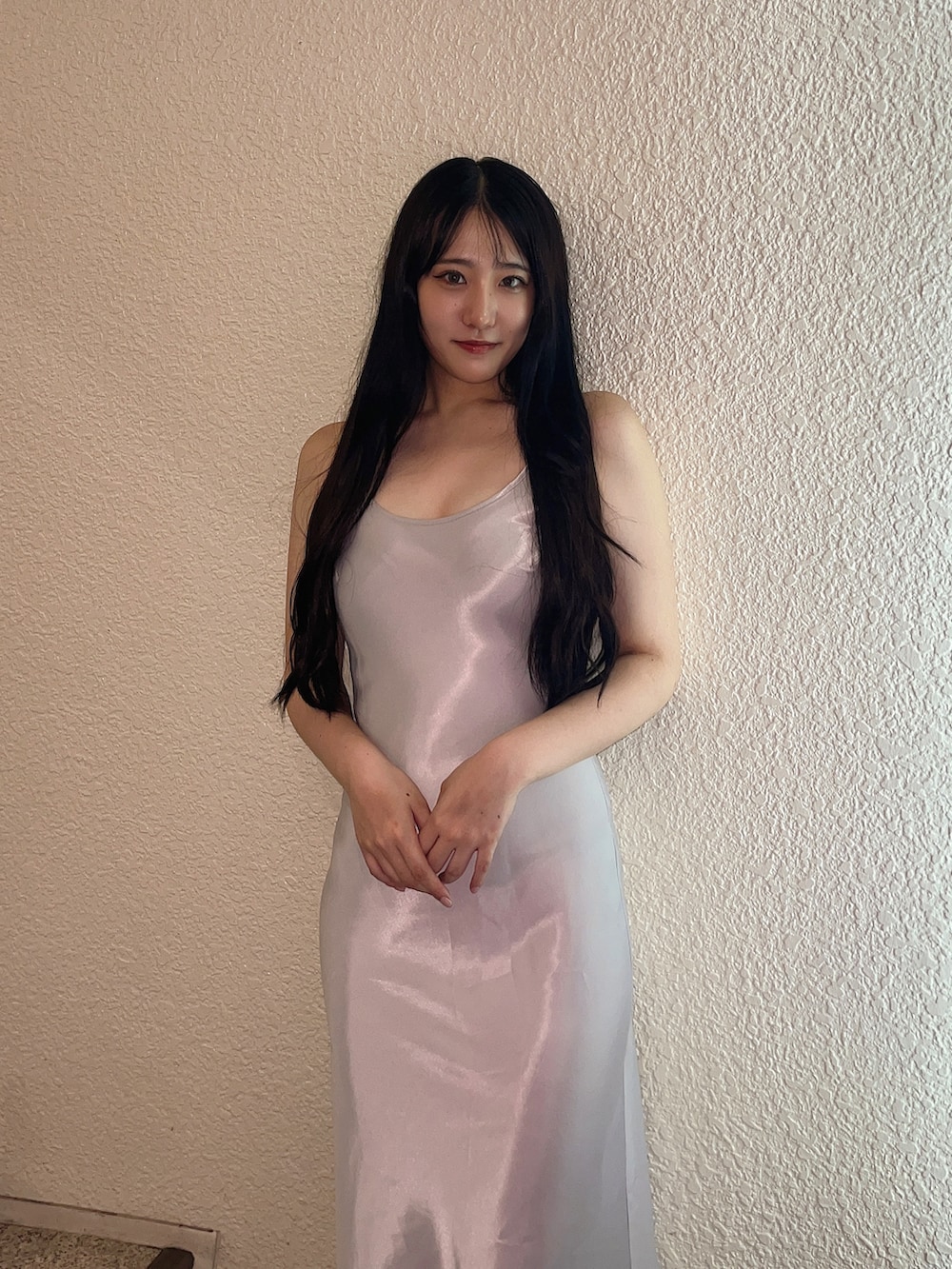 グレー系のワンピース、ブラック系のブーツ、ブラック系のチューブトップを着用したレディースの夏コーディネートの4枚目の写真