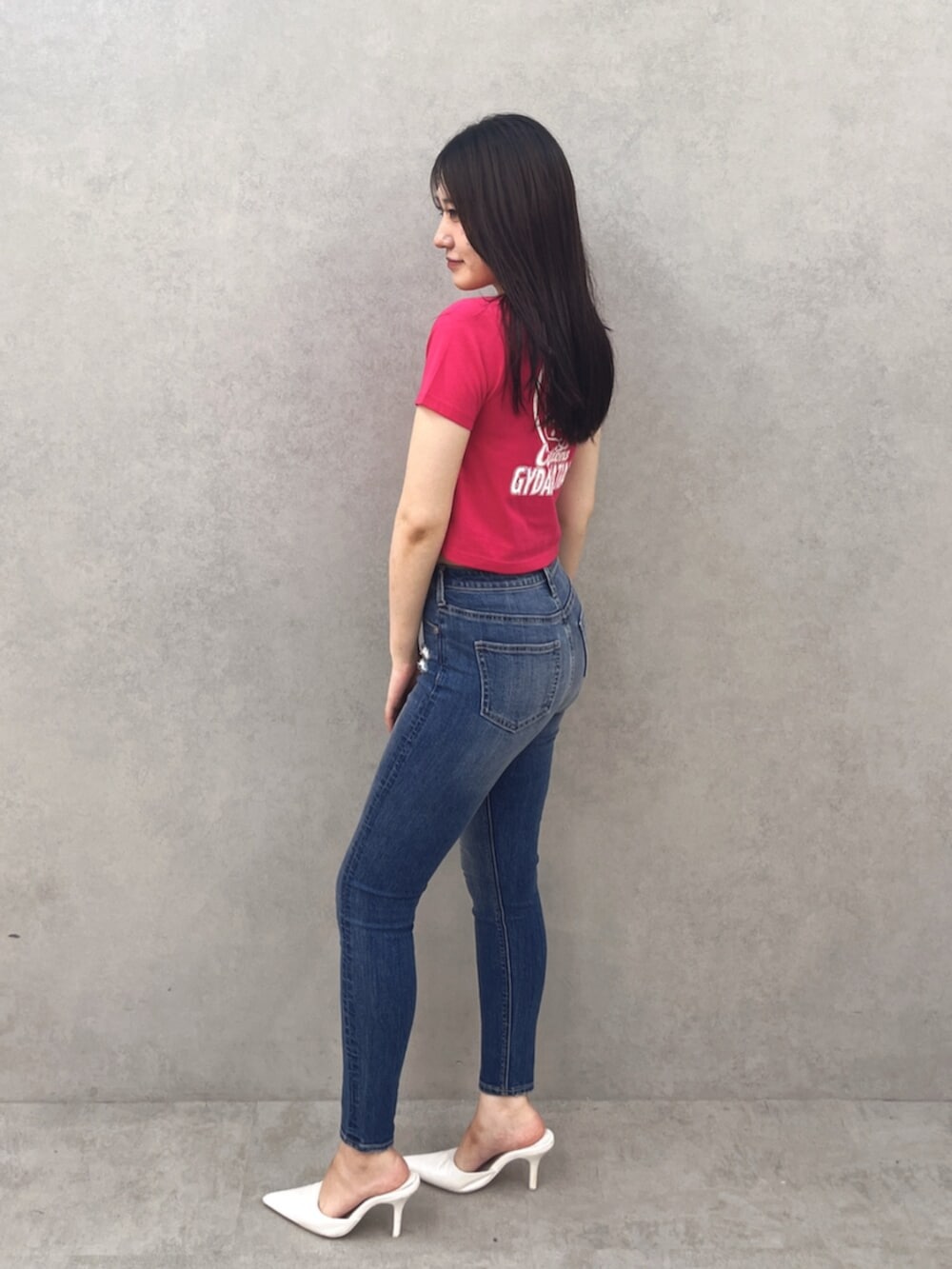 ホワイト系のパンプス、ブルー系のデニムパンツ、ピンク系のTシャツ/カットソーを着用したレディースの夏コーディネートの2枚目の写真