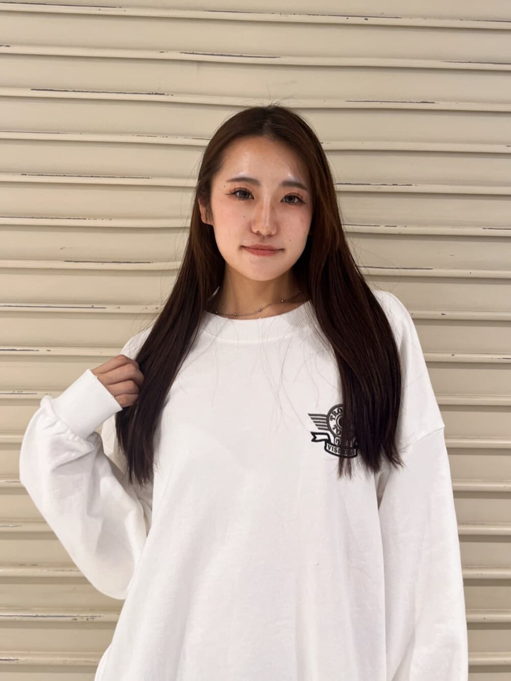 ブラック系のブーツ、ホワイト系のスウェット、グレー系のその他パンツを着用したレディースの秋コーディネートの5枚目の写真