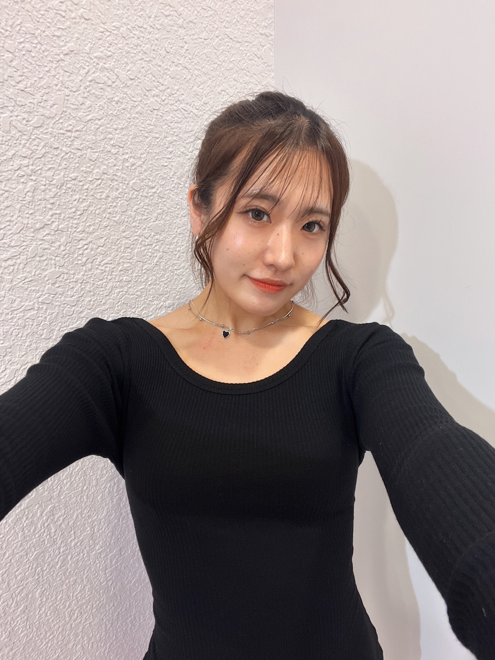 ブラック系のワンピース、ブラック系のブーツ、ブラック系のチューブトップを着用したレディースの夏コーディネートの5枚目の写真