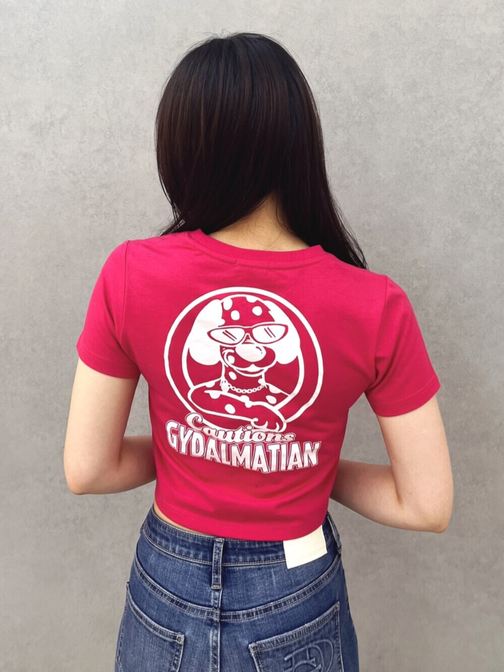 ホワイト系のパンプス、ブルー系のデニムパンツ、ピンク系のTシャツ/カットソーを着用したレディースの夏コーディネートの4枚目の写真