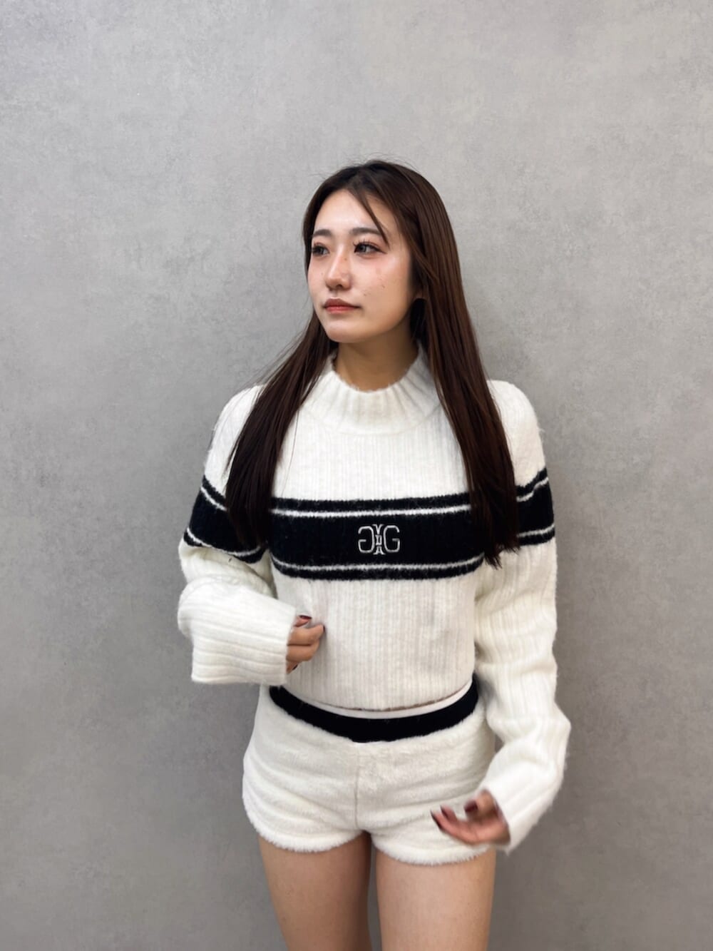 ホワイト系のその他パンツ、ブラック系のブーツ、ホワイト系のニット/セーターを着用したレディースの秋コーディネートの4枚目の写真