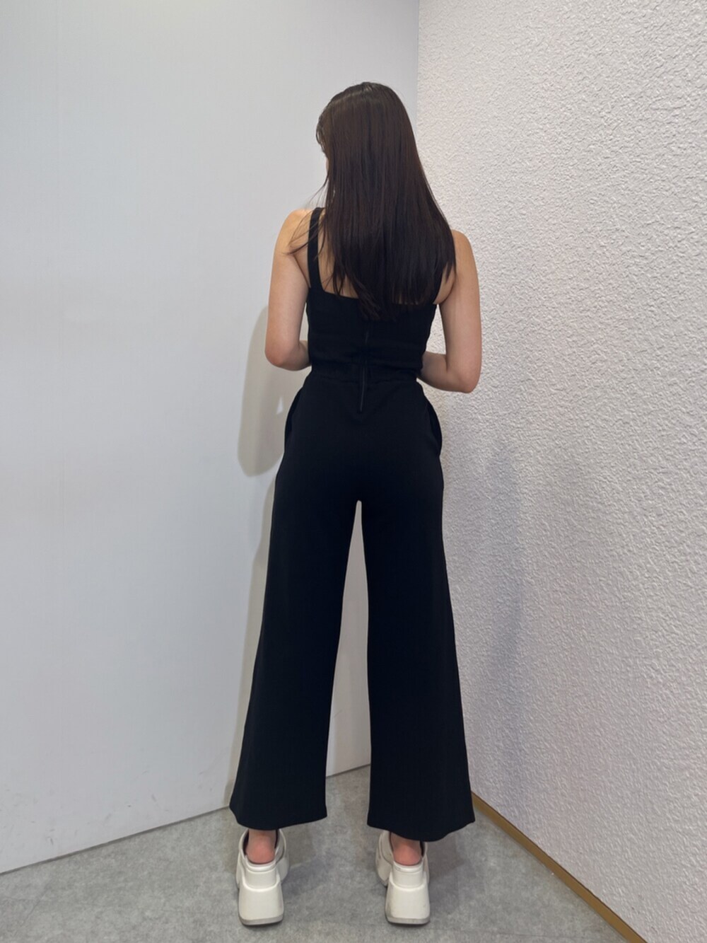 ホワイト系のサンダル、ブラック系のつなぎ/オールインワン、ブラック系のその他トップスを着用したレディースの夏コーディネートの3枚目の写真