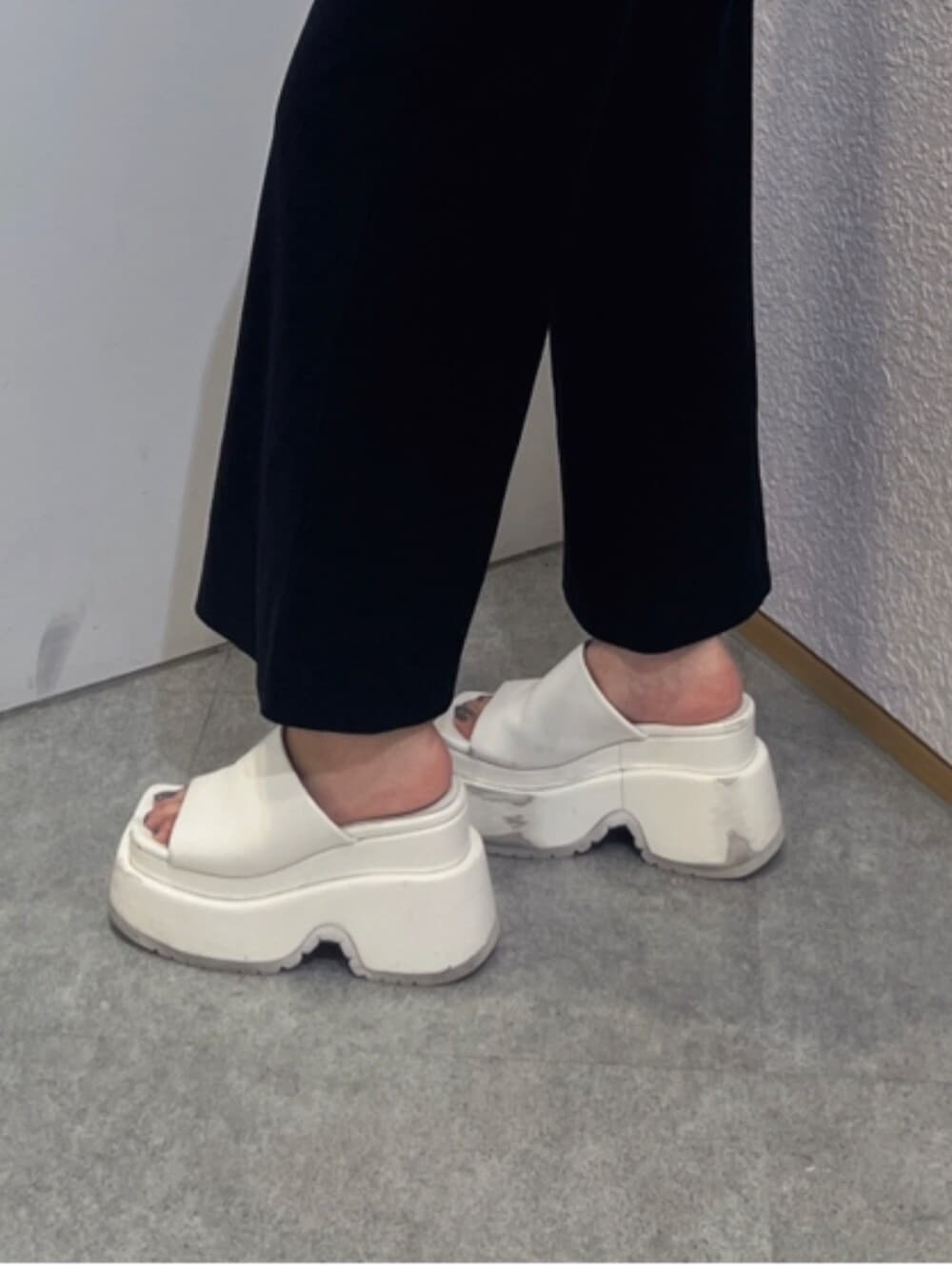 ホワイト系のサンダル、ブラック系のつなぎ/オールインワン、ブラック系のその他トップスを着用したレディースの夏コーディネートの5枚目の写真