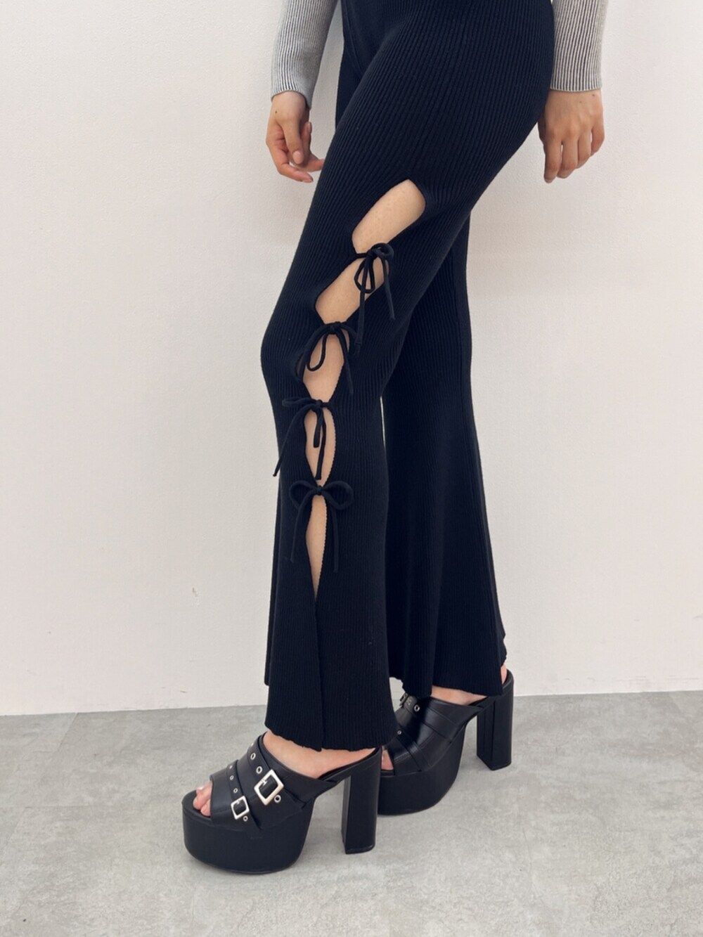 ブラック系のサンダル、ホワイト系のニット/セーター、ブラック系のその他パンツを着用したレディースの夏コーディネートの4枚目の写真