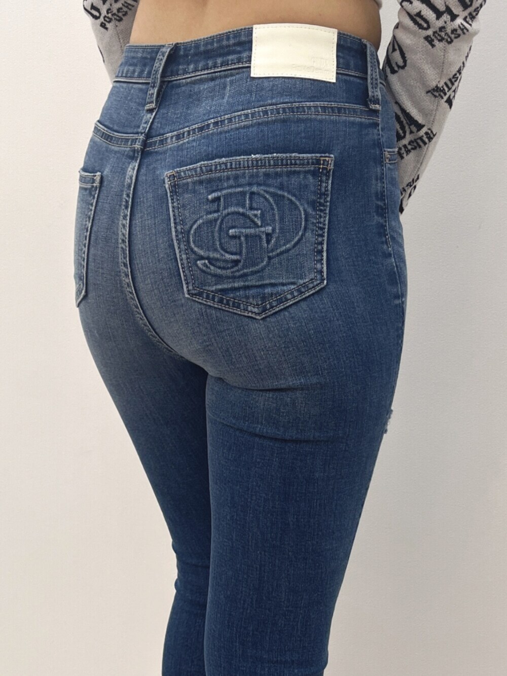 ホワイト系のパンプス、ブルー系のデニムパンツ、ピンク系のTシャツ/カットソーを着用したレディースの夏コーディネートの5枚目の写真