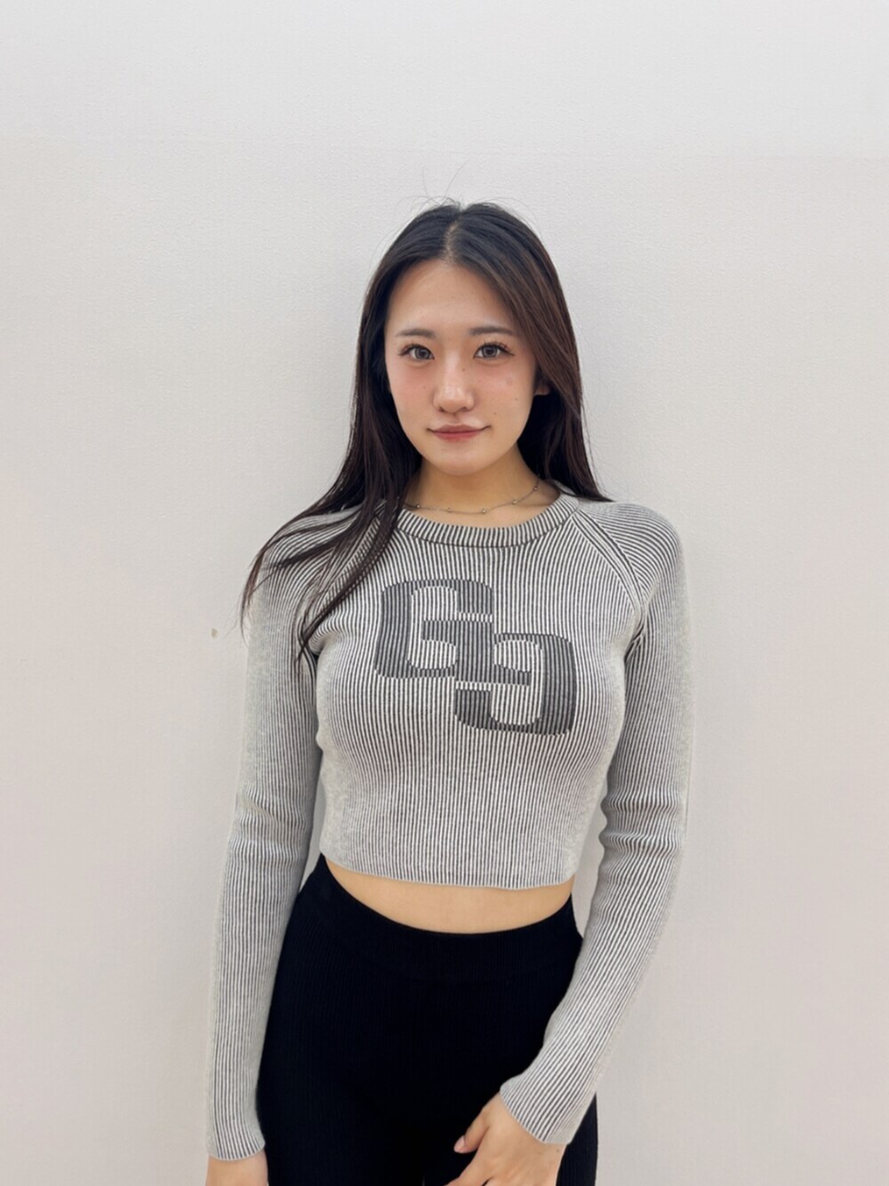 ブラック系のサンダル、ホワイト系のニット/セーター、ブラック系のその他パンツを着用したレディースの夏コーディネートの5枚目の写真