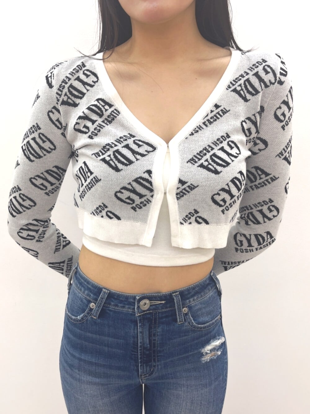 ブルー系のデニムパンツ、ホワイト系のカーディガン/ボレロ、ベージュ系のサンダルを着用したレディースの夏コーディネートの5枚目の写真