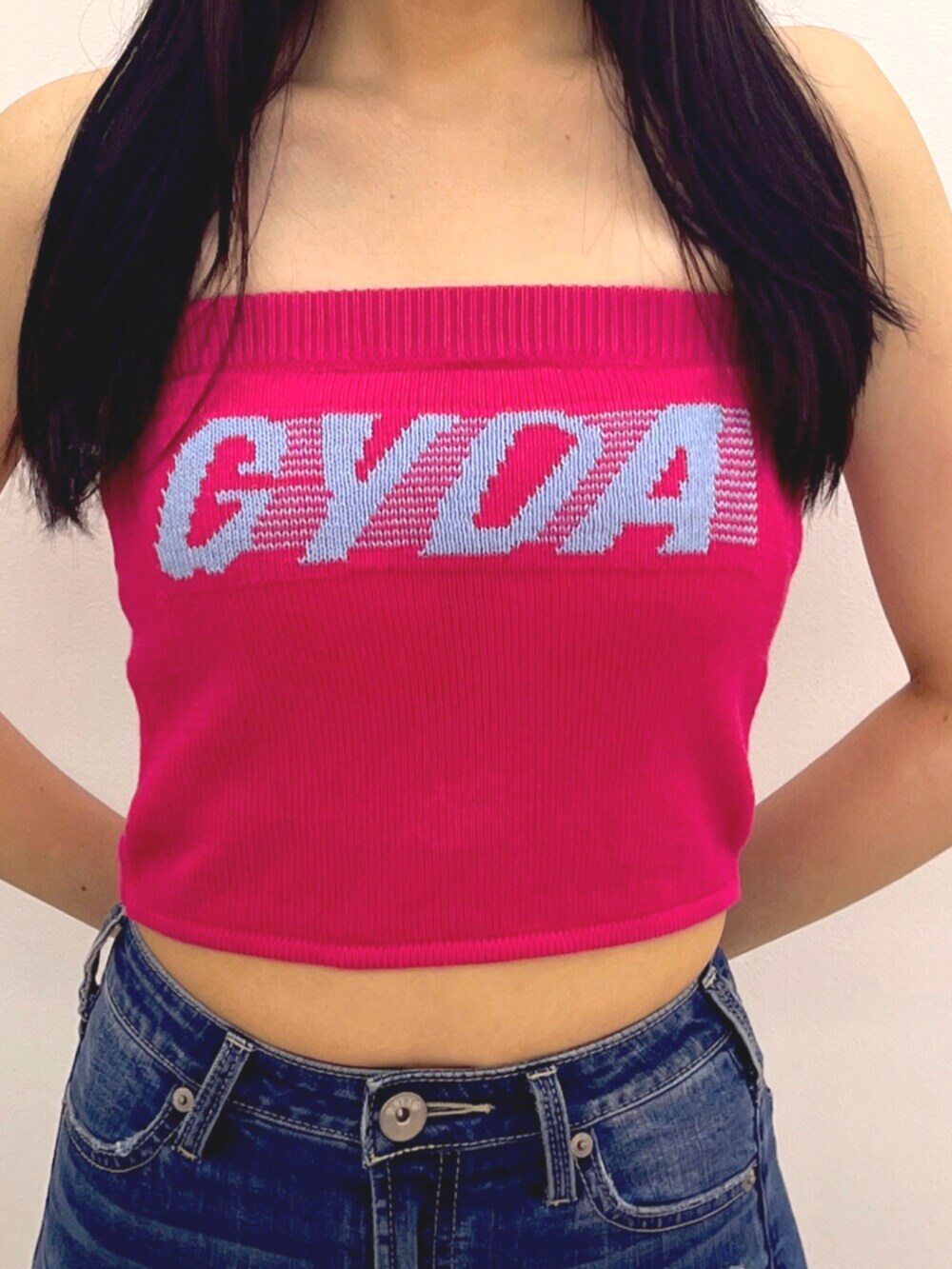 ホワイト系のパンプス、ブルー系のデニムパンツ、ピンク系のニット/セーターを着用したレディースの夏コーディネートの6枚目の写真