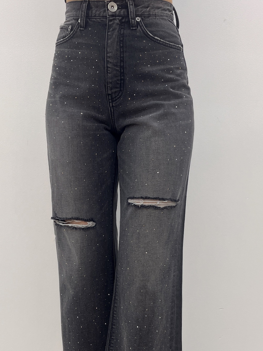 ブラック系のデニムパンツ、ホワイト系のニット/セーター、ホワイト系のサンダルを着用したレディースの夏コーディネートの5枚目の写真