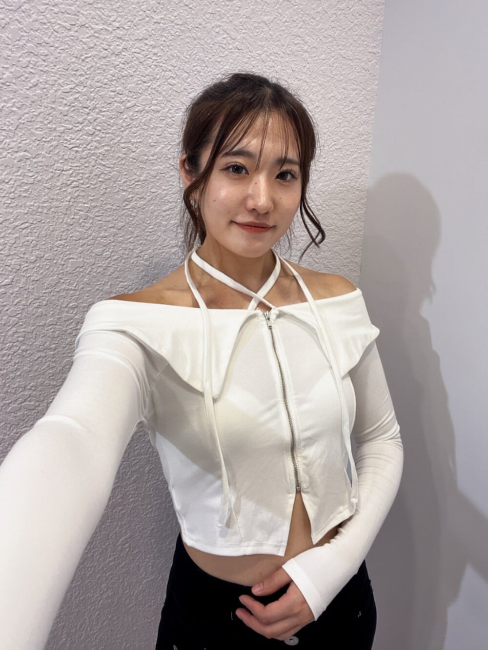 ブラック系のデニムパンツ、ブラック系のブーツ、ホワイト系のTシャツ/カットソーを着用したレディースの夏コーディネートの5枚目の写真