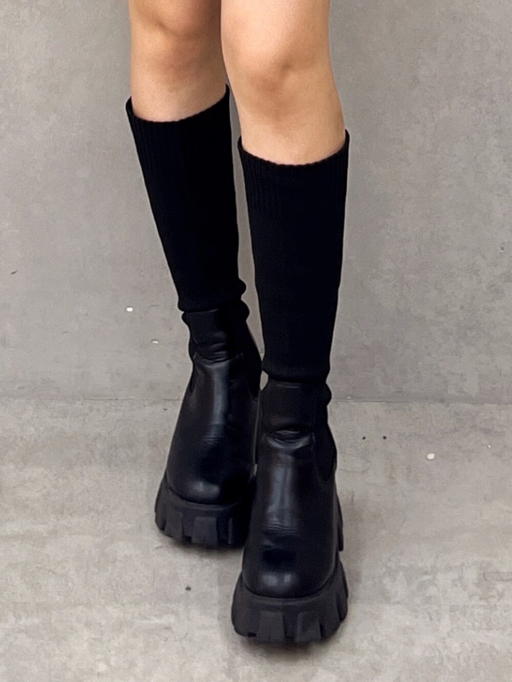 その他のニット/セーター、ブラック系のその他パンツ、ブラック系のブーツを着用したレディースの秋コーディネートの6枚目の写真