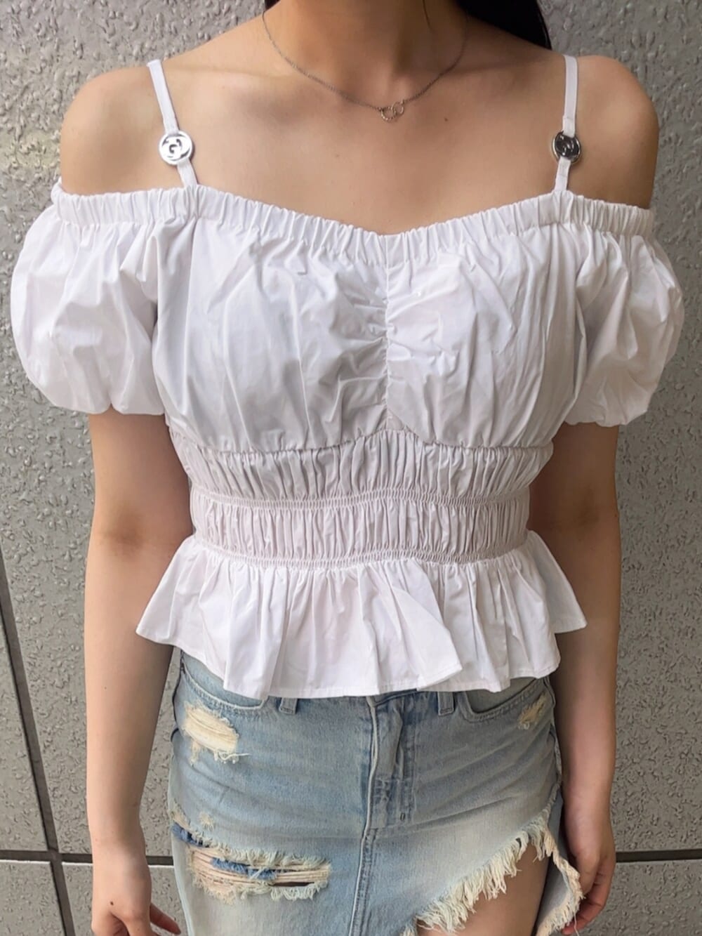 ホワイト系のパンプス、ホワイト系のシャツ/ブラウス、ブルー系のデニムスカートを着用したレディースの春コーディネートの6枚目の写真