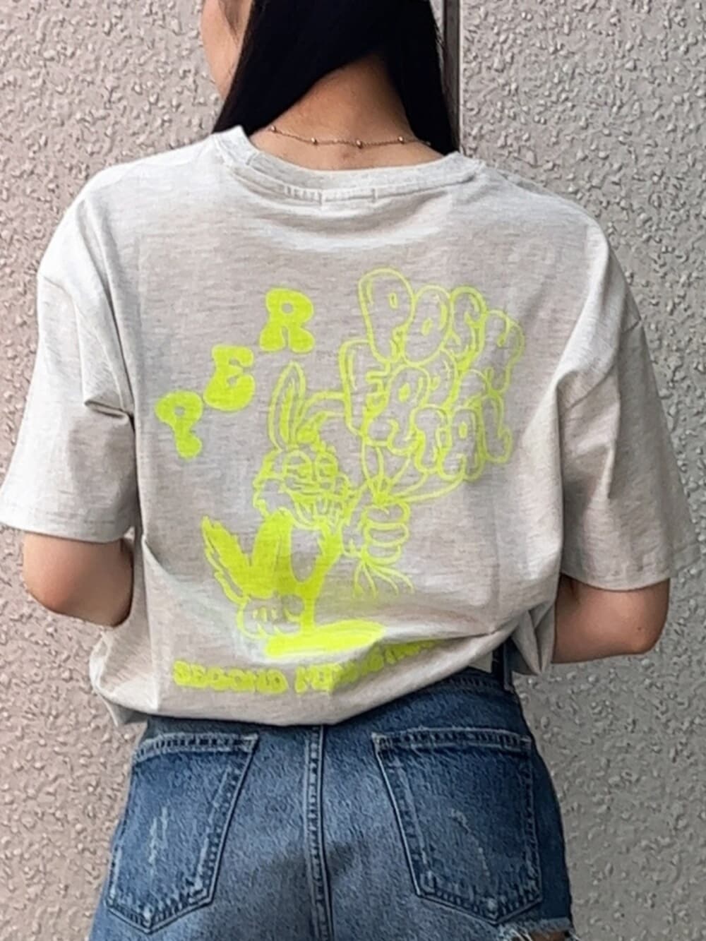 ブルー系のデニムパンツ、グレー系のTシャツ/カットソー、ブラック系のサンダルを着用したレディースの春コーディネートの7枚目の写真