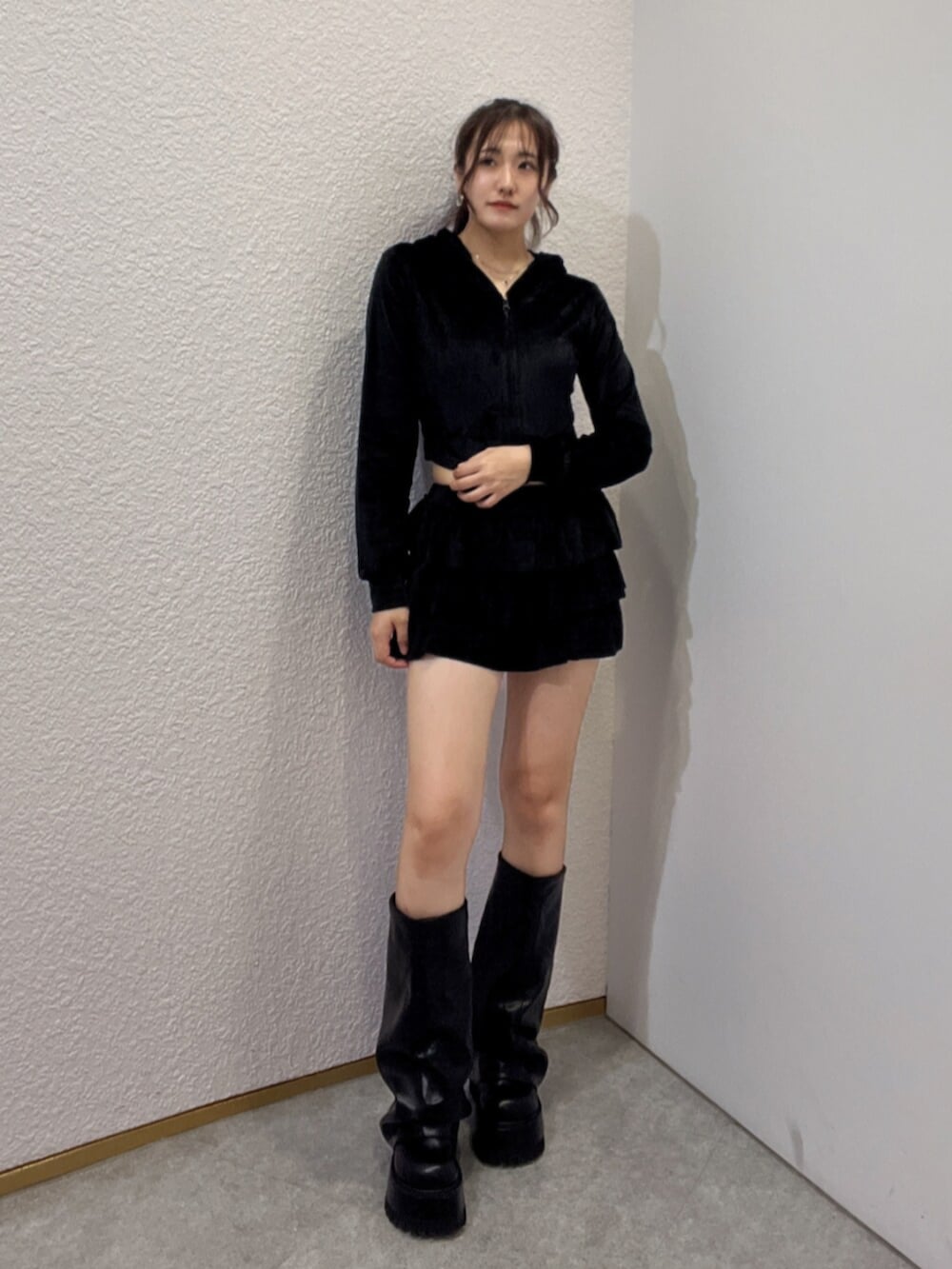 ブラック系のブーツ、ブラック系のパーカー、ブラック系のその他パンツを着用したレディースの夏コーディネートの6枚目の写真