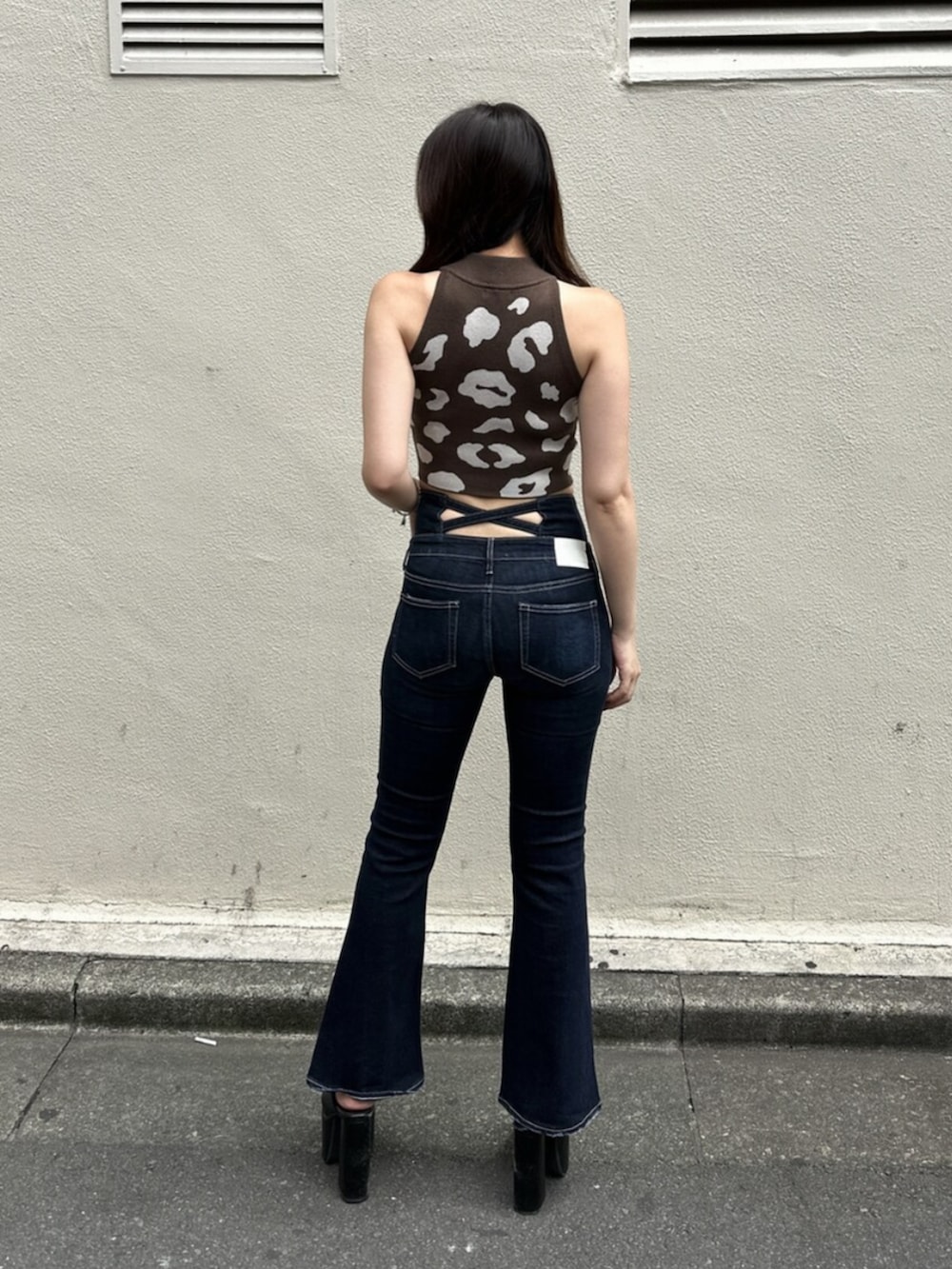 その他のニット/セーター、ブルー系のデニムパンツ、ブラック系のサンダルを着用したレディースの夏コーディネートの3枚目の写真