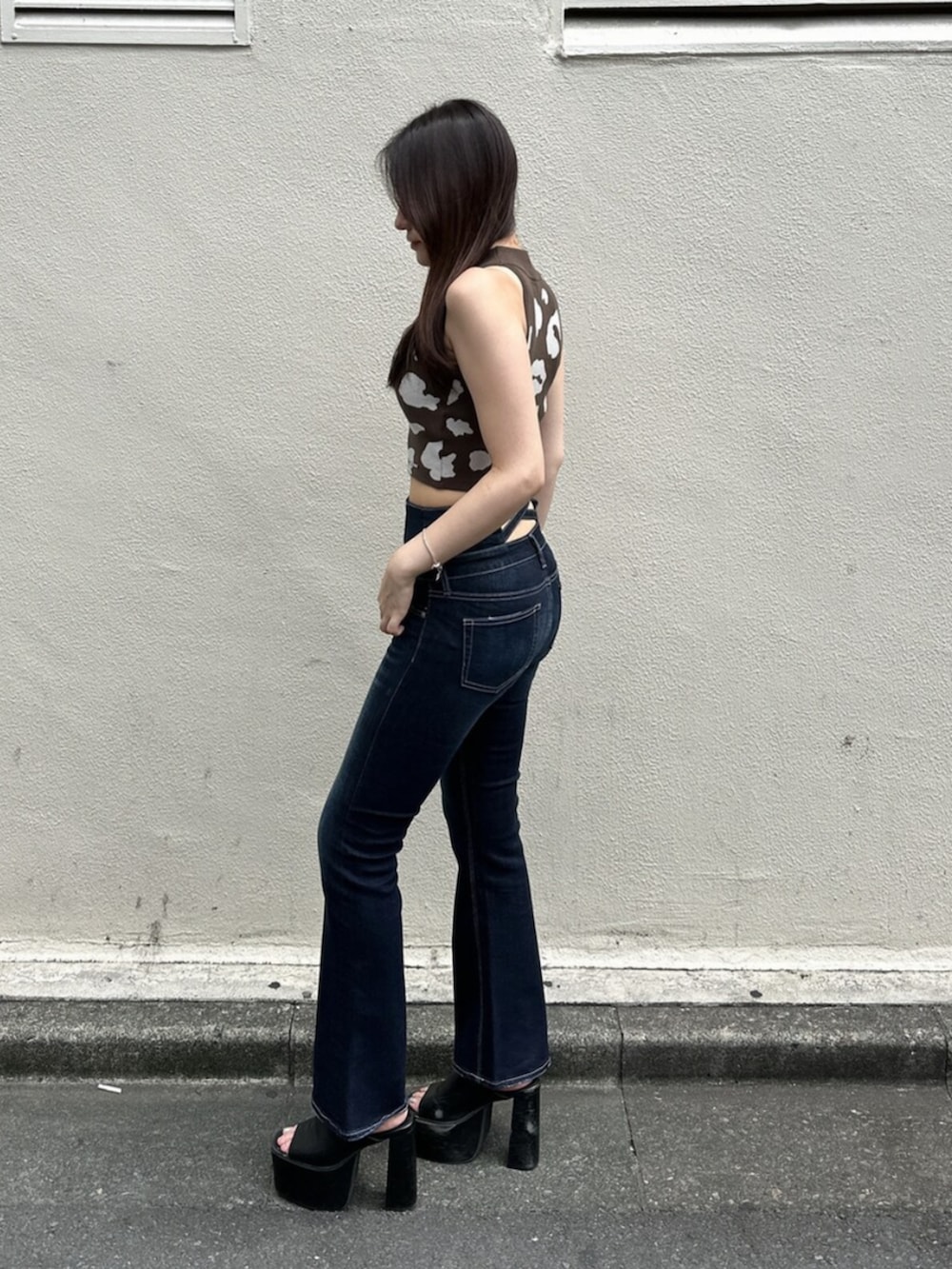 その他のニット/セーター、ブルー系のデニムパンツ、ブラック系のサンダルを着用したレディースの夏コーディネートの2枚目の写真