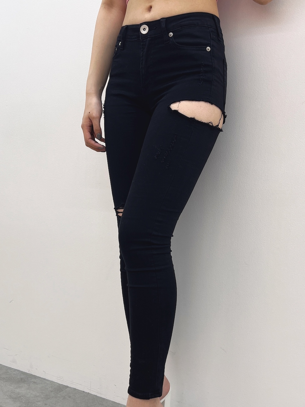 グレー系のTシャツ/カットソー、ブラック系のデニムパンツ、ホワイト系のパンプスを着用したレディースの春コーディネートの6枚目の写真