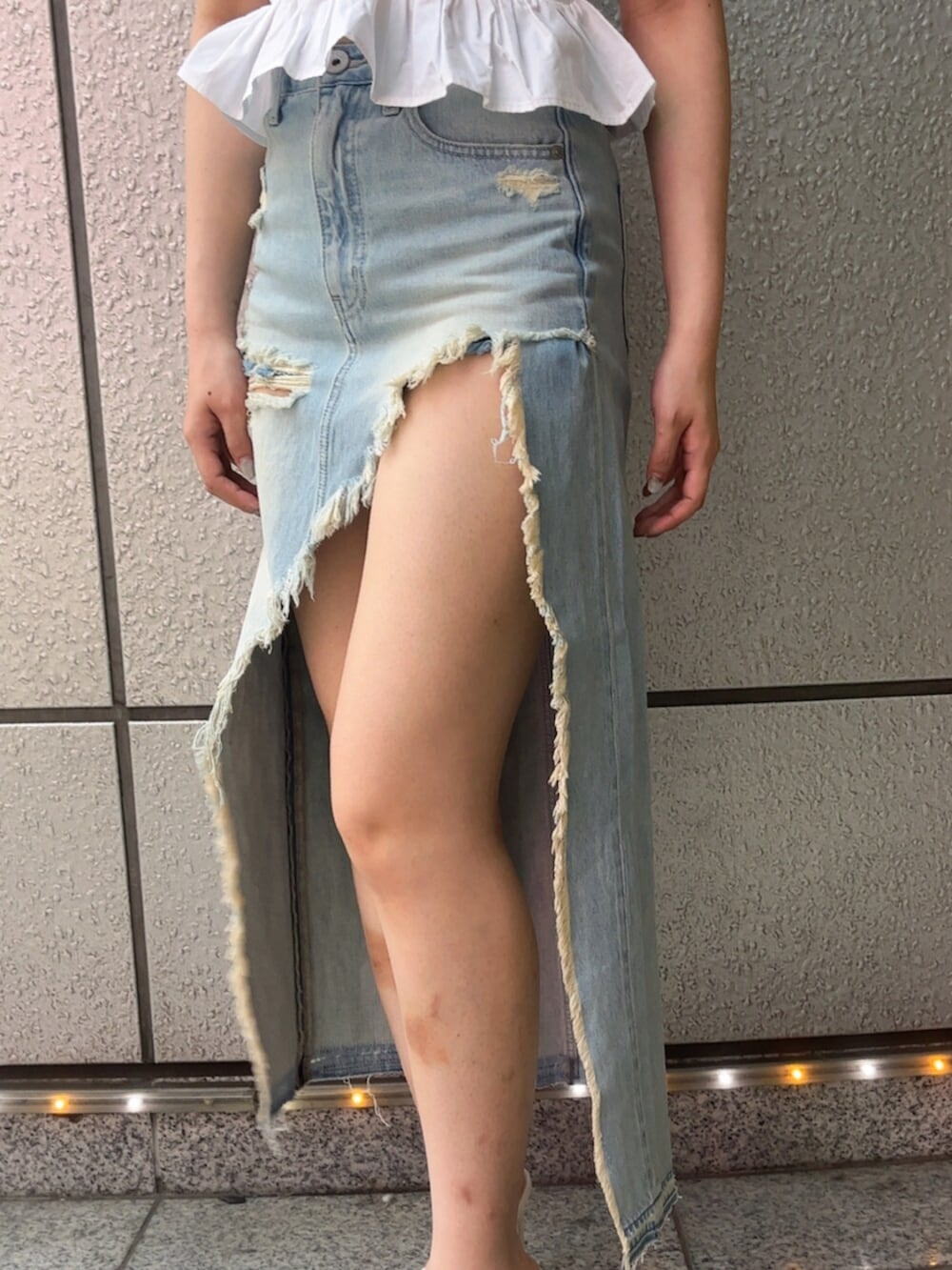 ホワイト系のパンプス、ホワイト系のシャツ/ブラウス、ブルー系のデニムスカートを着用したレディースの春コーディネートの5枚目の写真