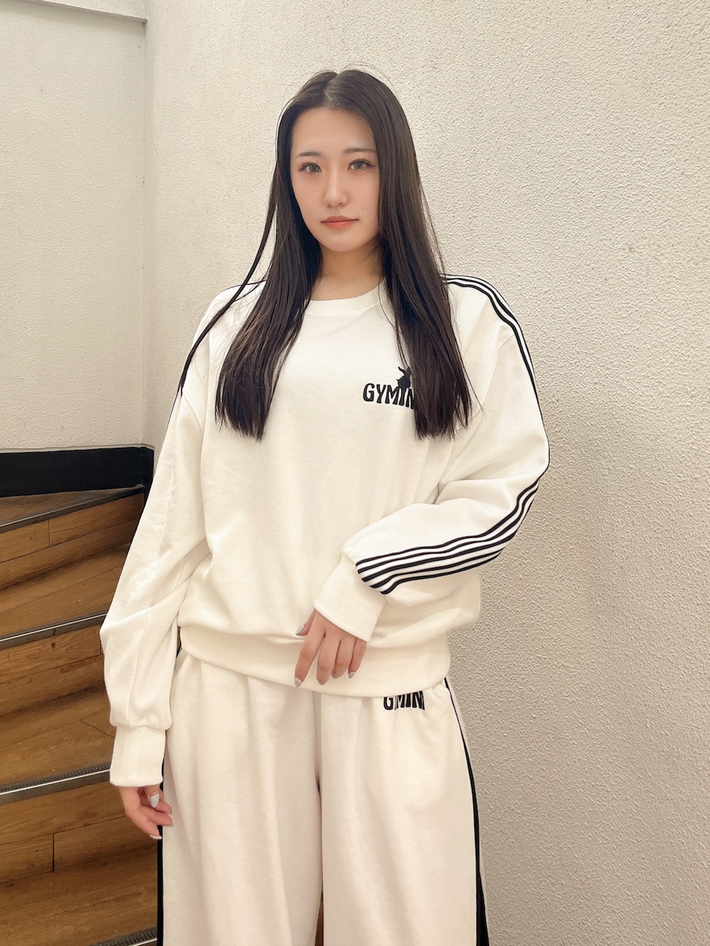 ホワイト系のスウェット、ホワイト系のスウェットパンツ、ブラック系のスニーカーを着用したレディースの冬コーディネートの4枚目の写真