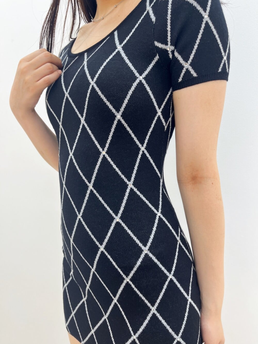 ブラック系のチューブトップ、ブラック系のサンダル、ブラック系のワンピースを着用したレディースの夏コーディネートの5枚目の写真