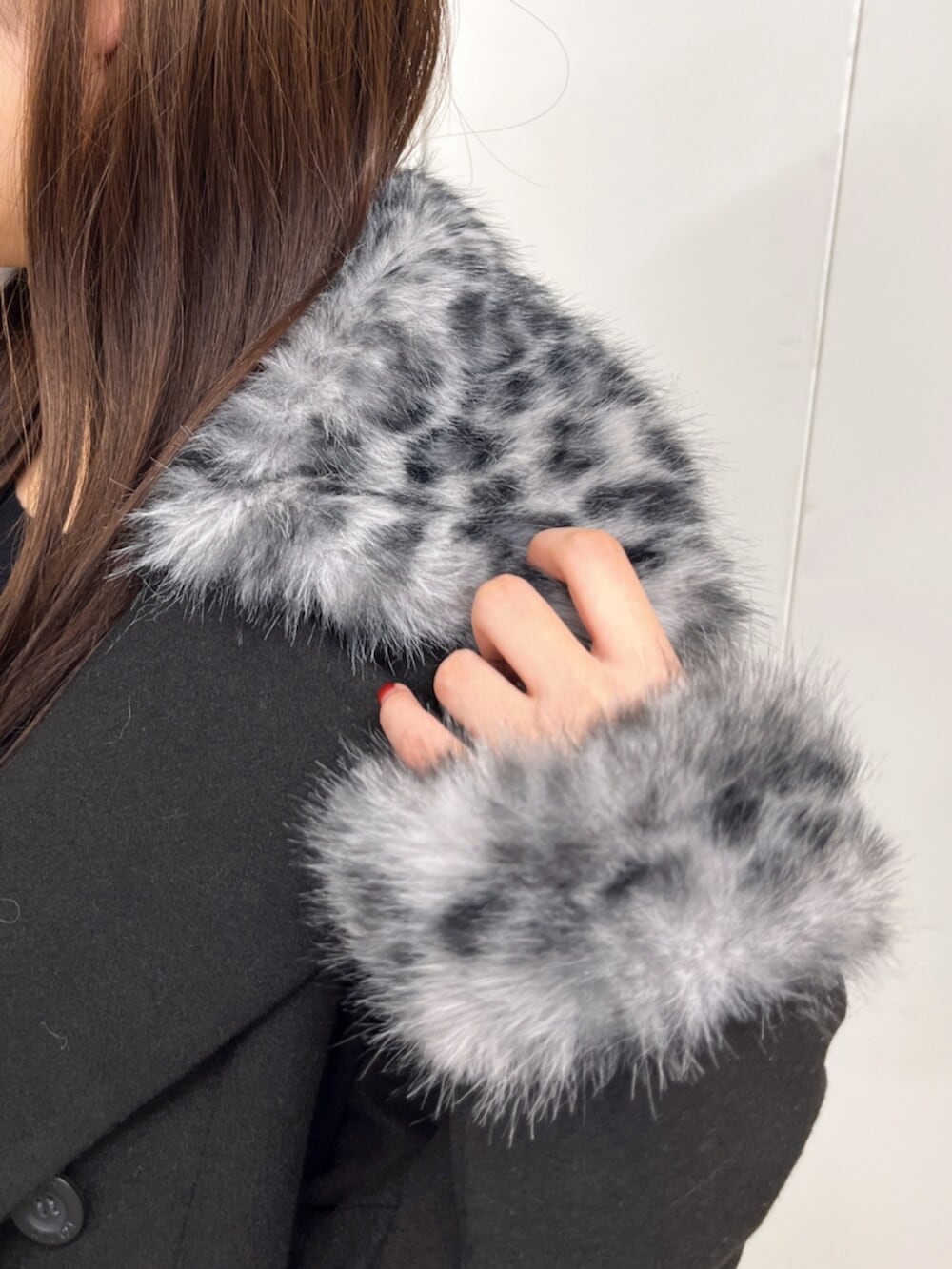 ブラック系のブーツ、ブラック系のワンピース、ブラック系のチェスターコートを着用したレディースの秋コーディネートの5枚目の写真